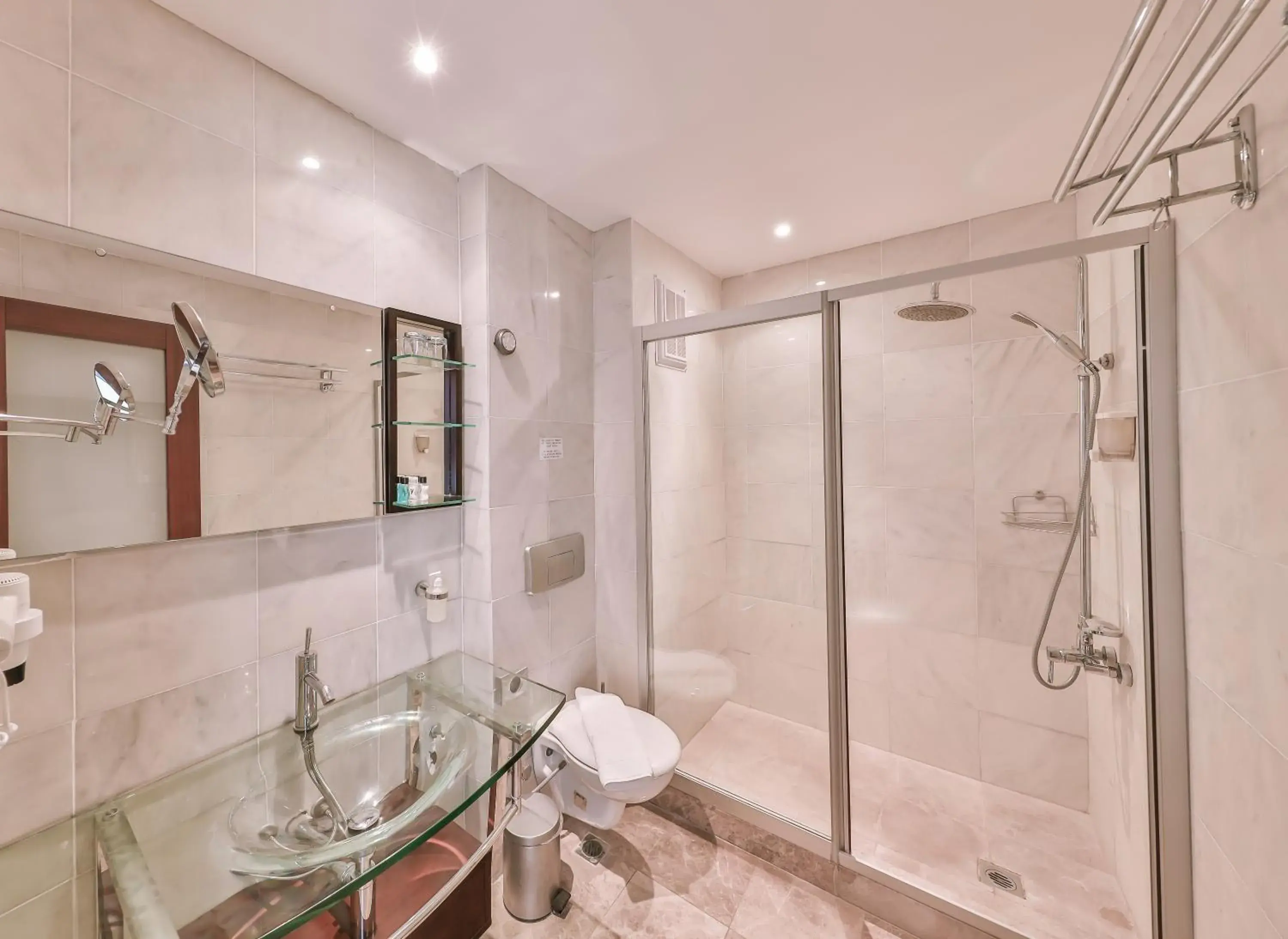 Shower, Bathroom in Gardenia Hotel
