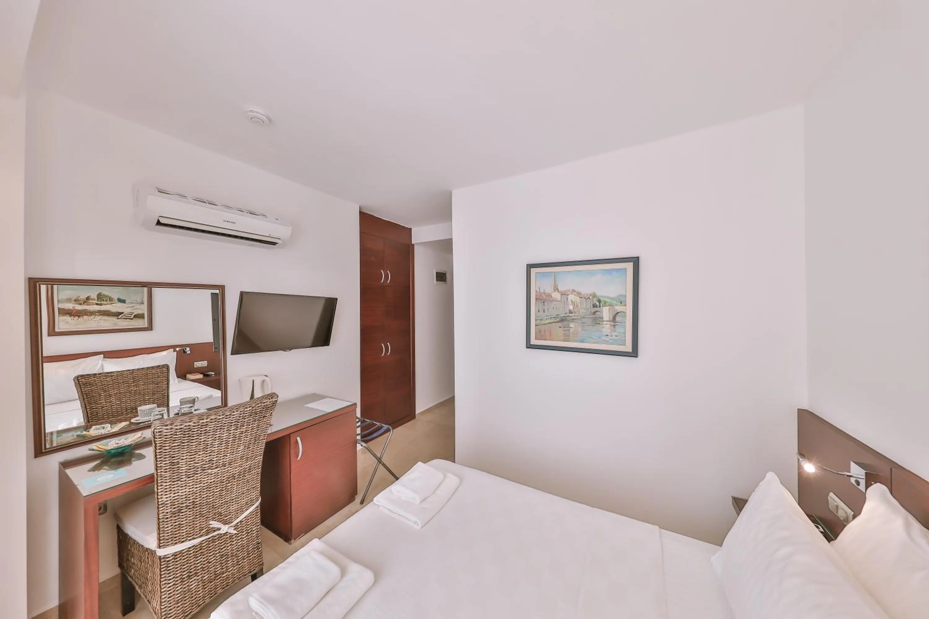 TV and multimedia, Bed in Gardenia Hotel