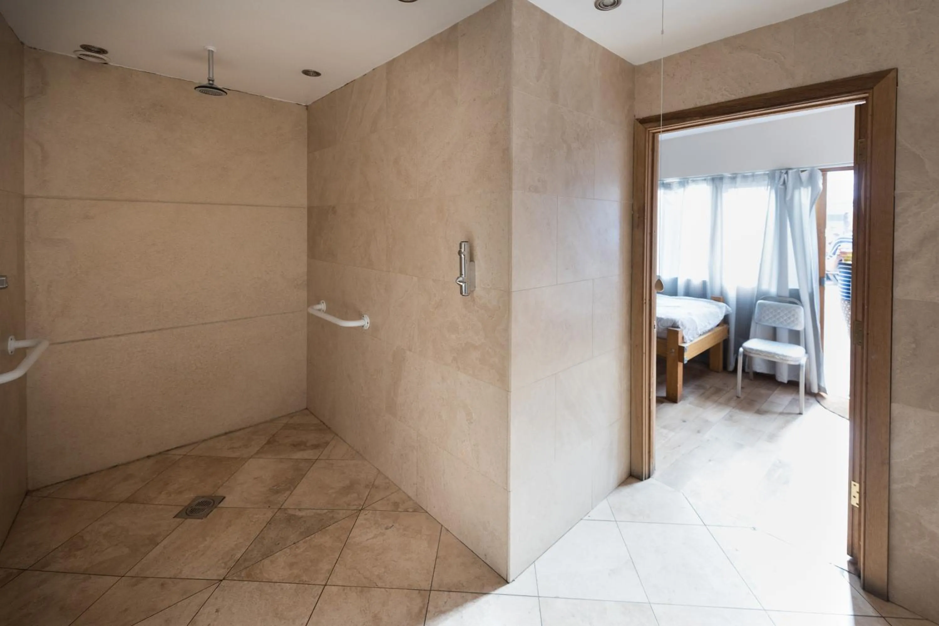 Bathroom, Bed in The Full Moon Backpackers