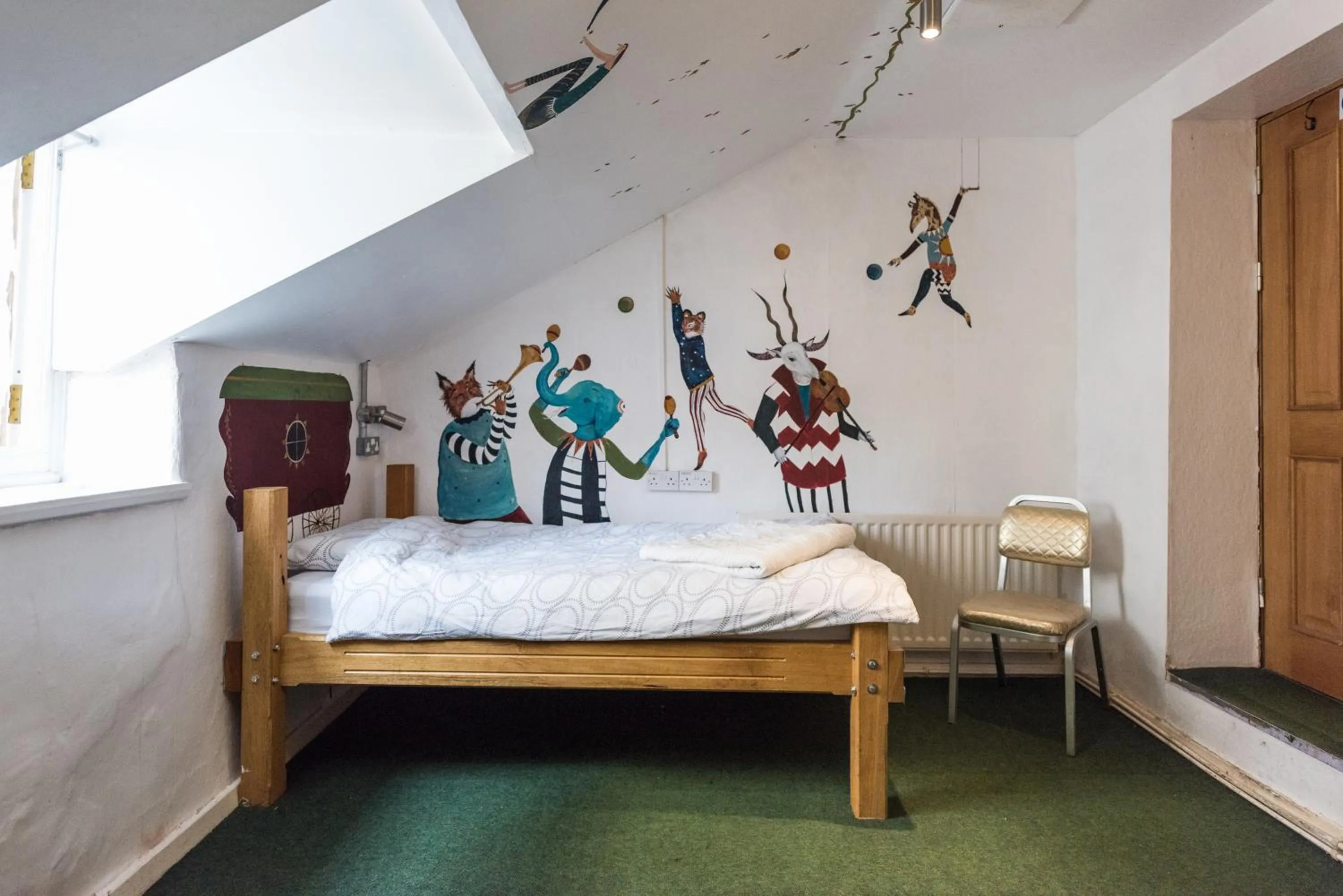 Bedroom, Bed in The Full Moon Backpackers