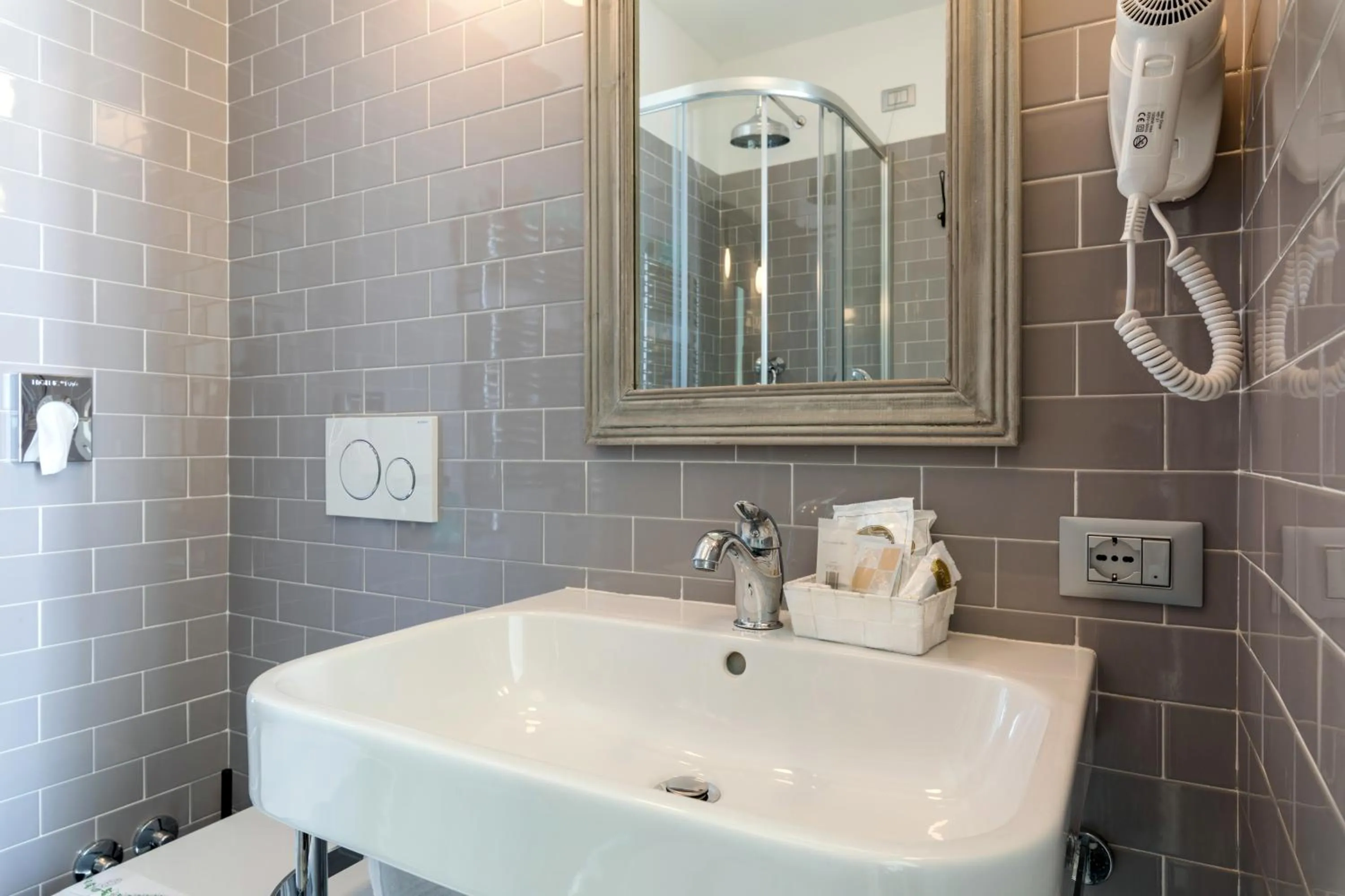 Bathroom in Hotel Eden Alaxi Hotels