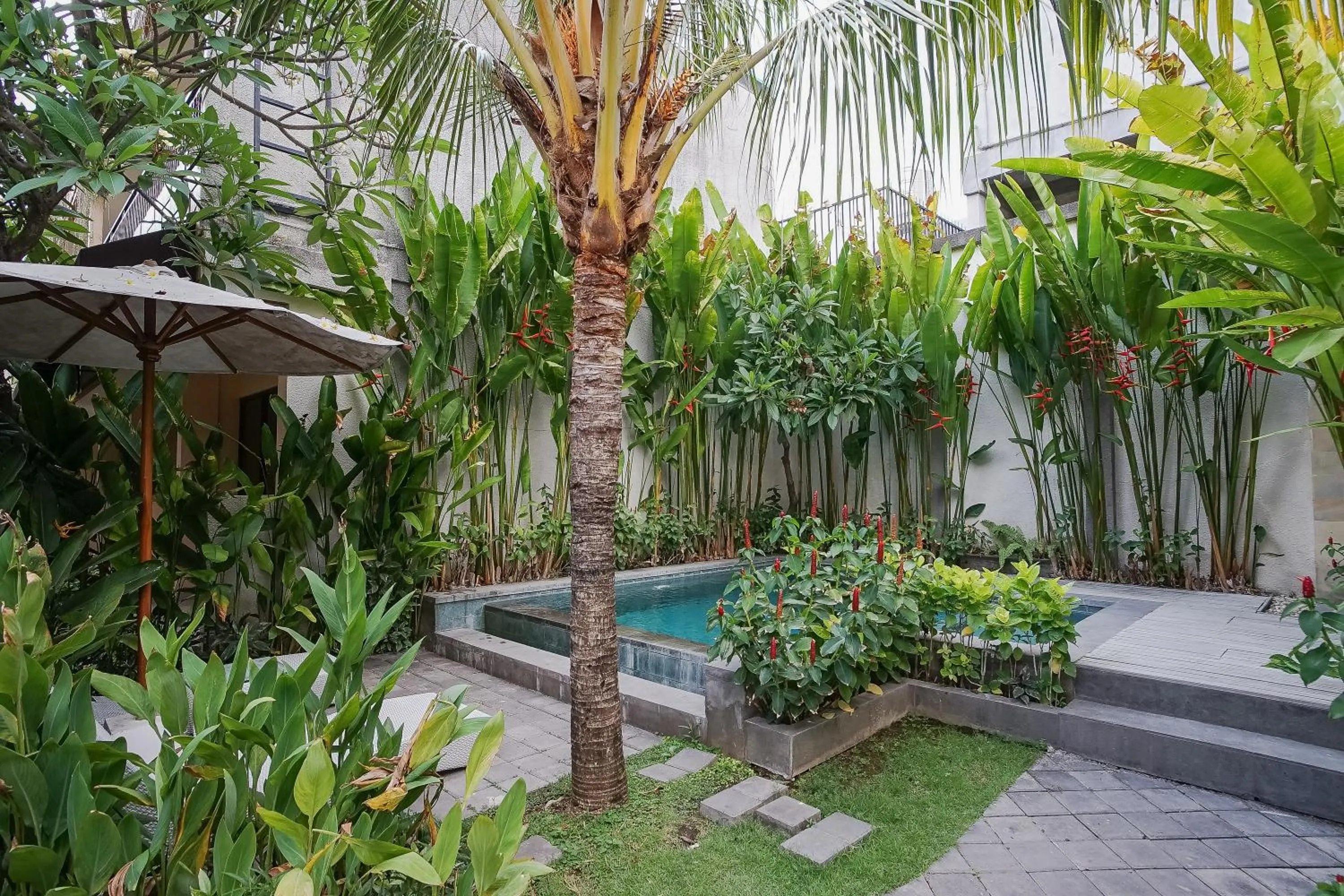 Swimming pool in Dee Mansion