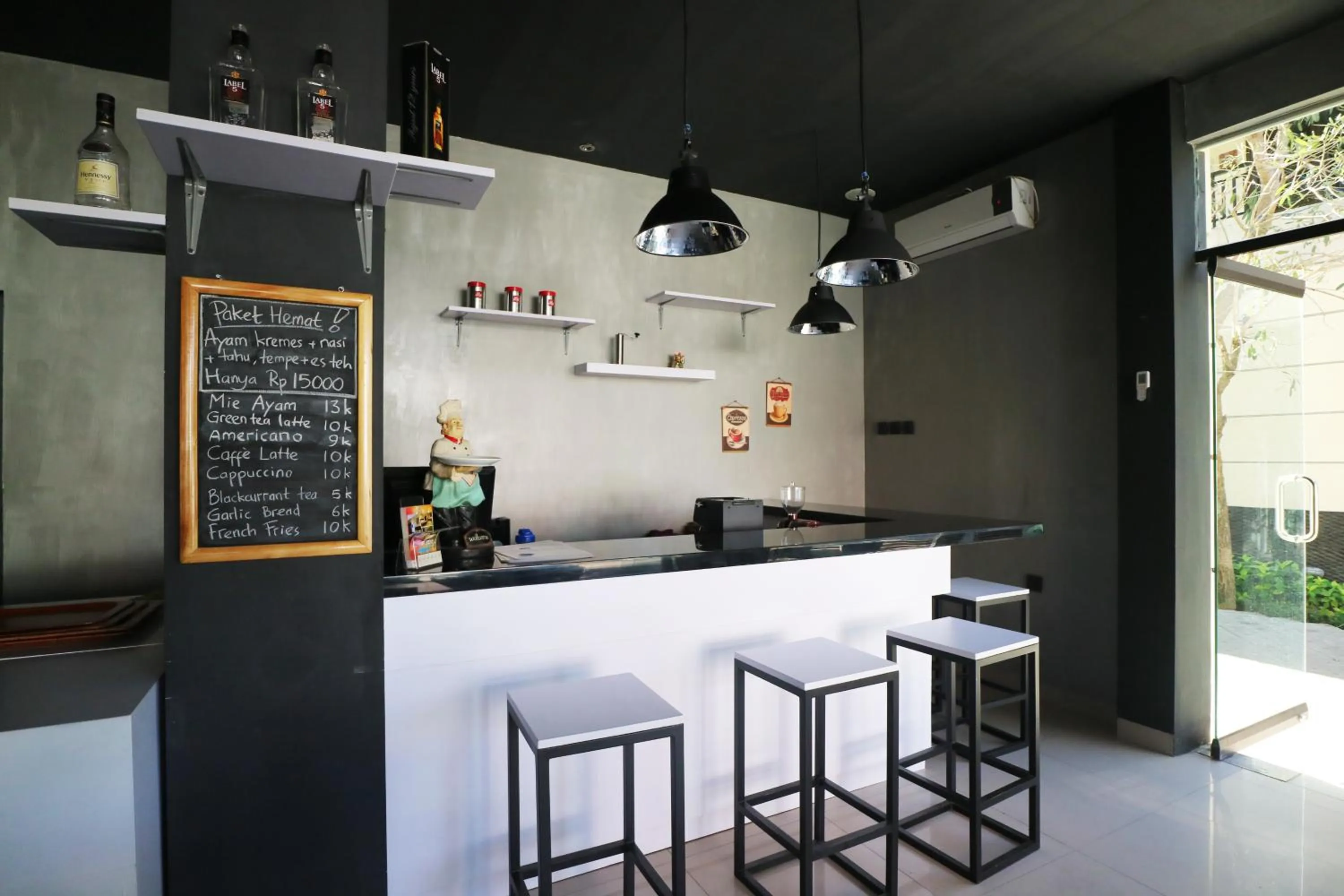 Restaurant/places to eat in Dee Mansion