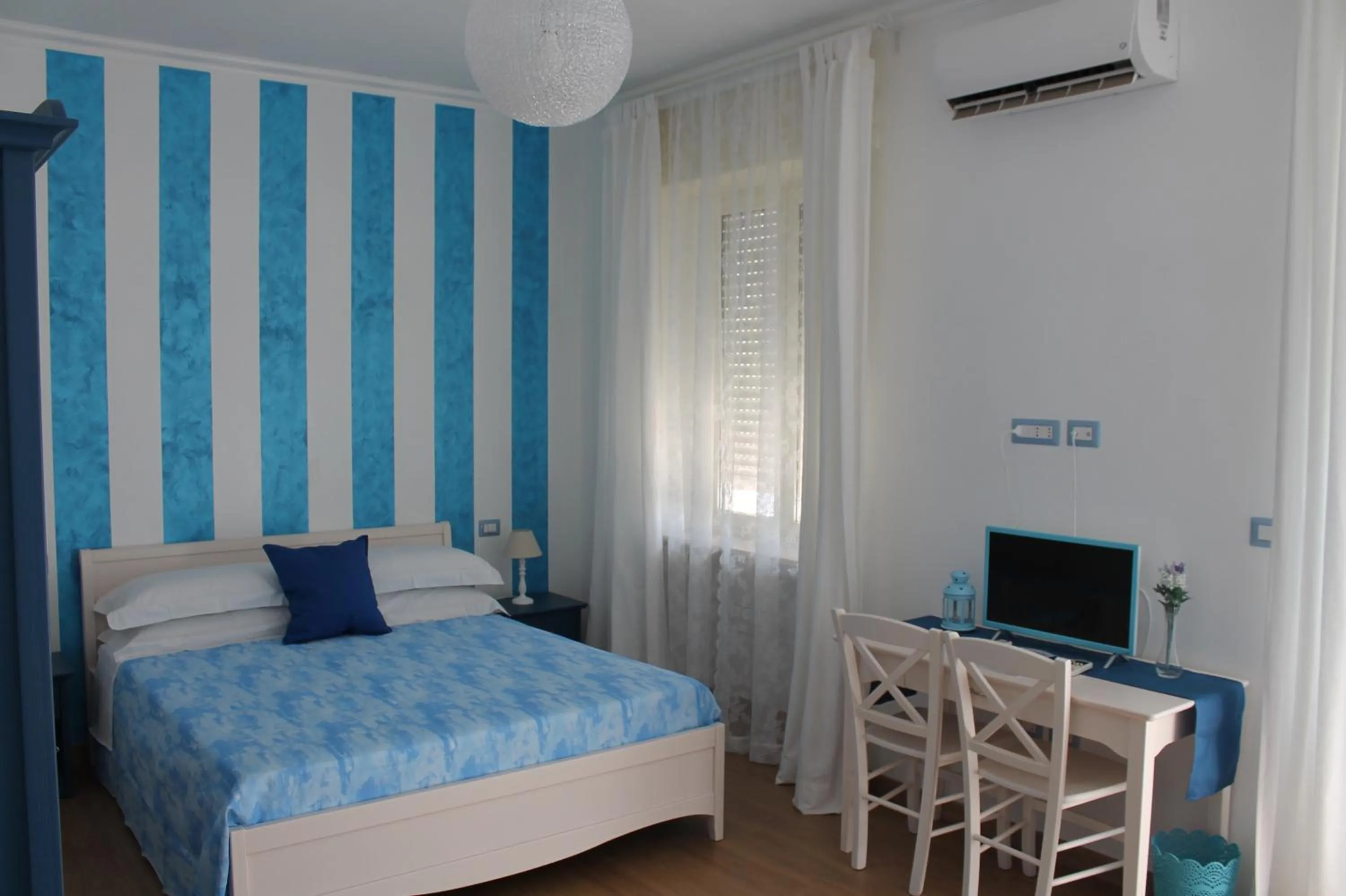 Bedroom, Bed in B&B Una Rotonda sul mare