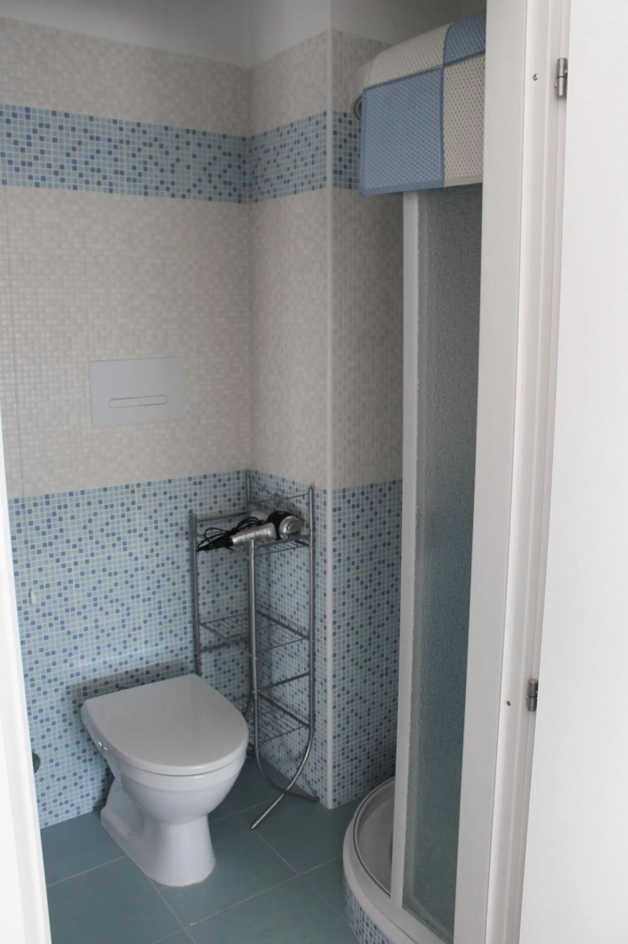 Shower in B&B Una Rotonda sul mare