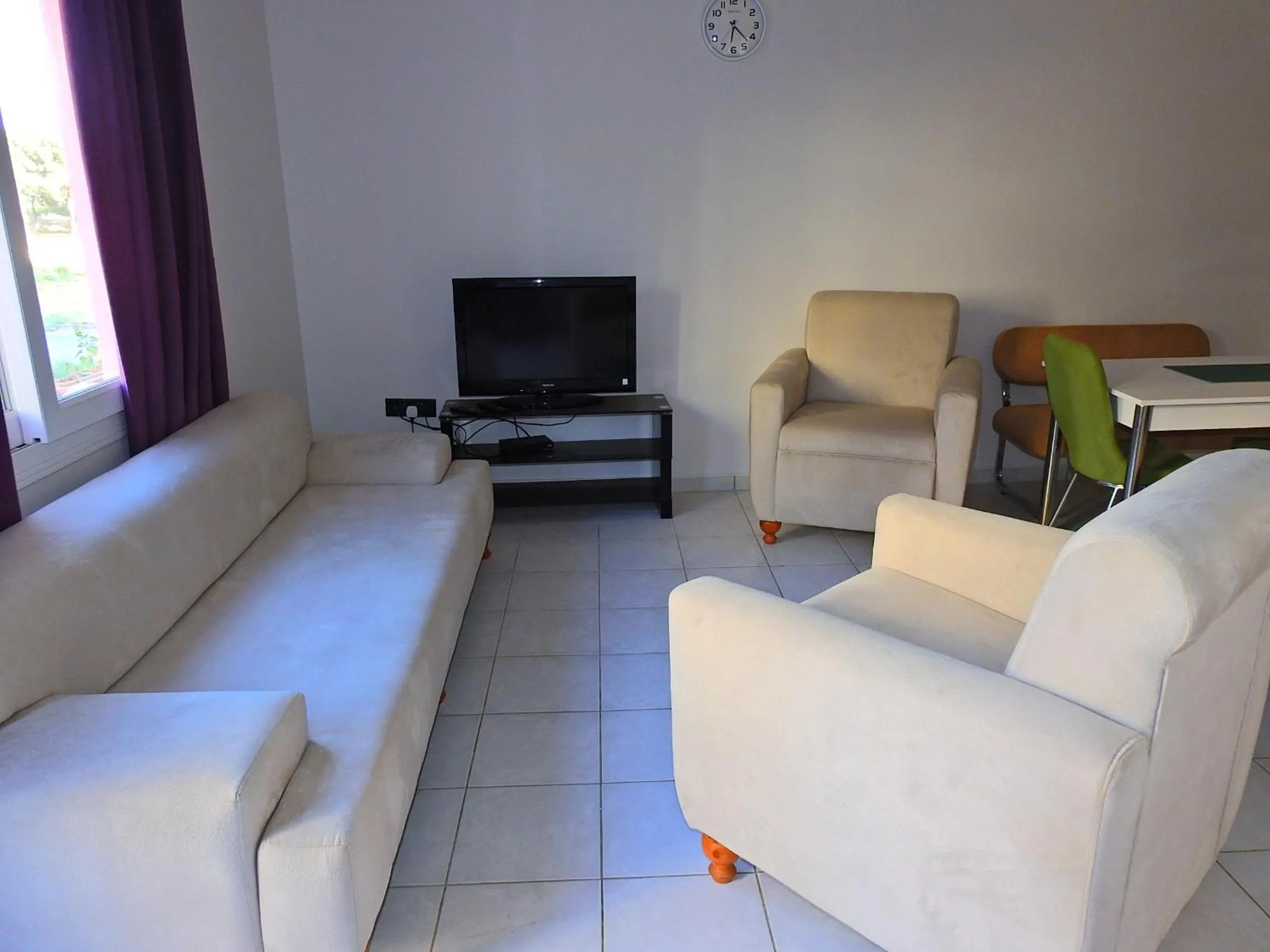 Communal lounge/ TV room in Ertunalp Apartment