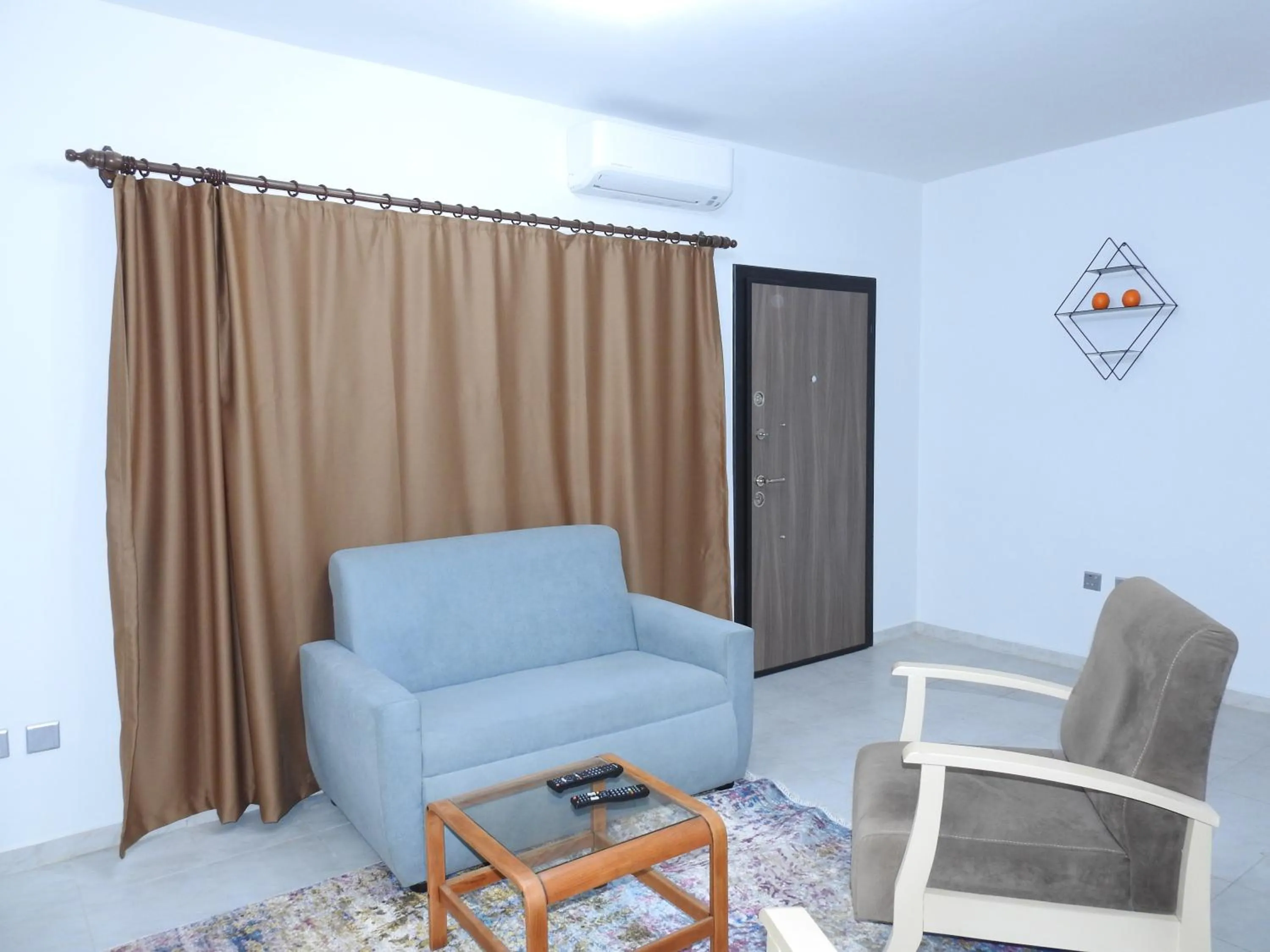 Communal lounge/ TV room in Ertunalp Apartment