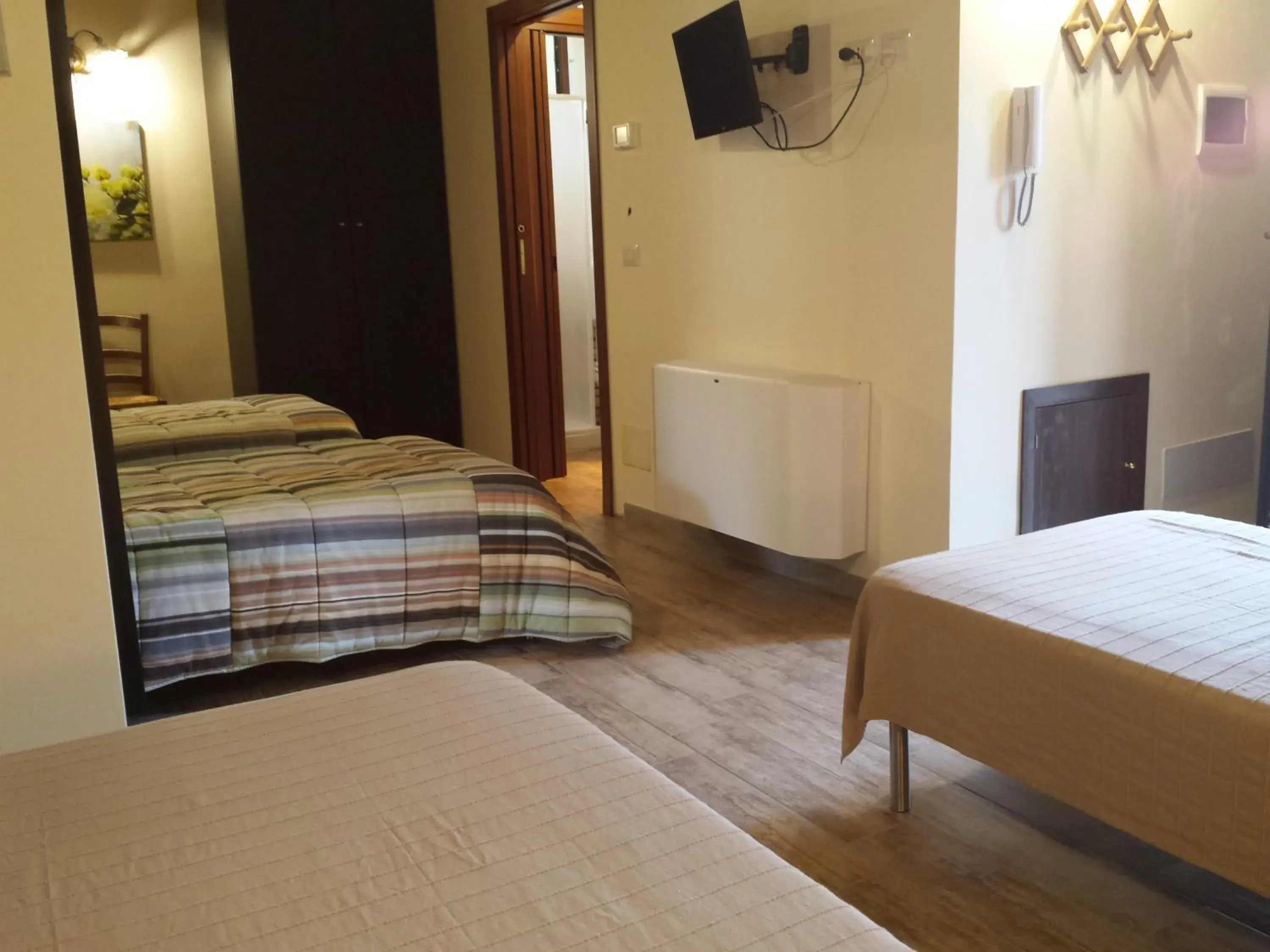 Quadruple Room with Shower in Bed & Breakfast Via Venezia Quadruple Room with Shower in Bed & Breakfast Via Venezia