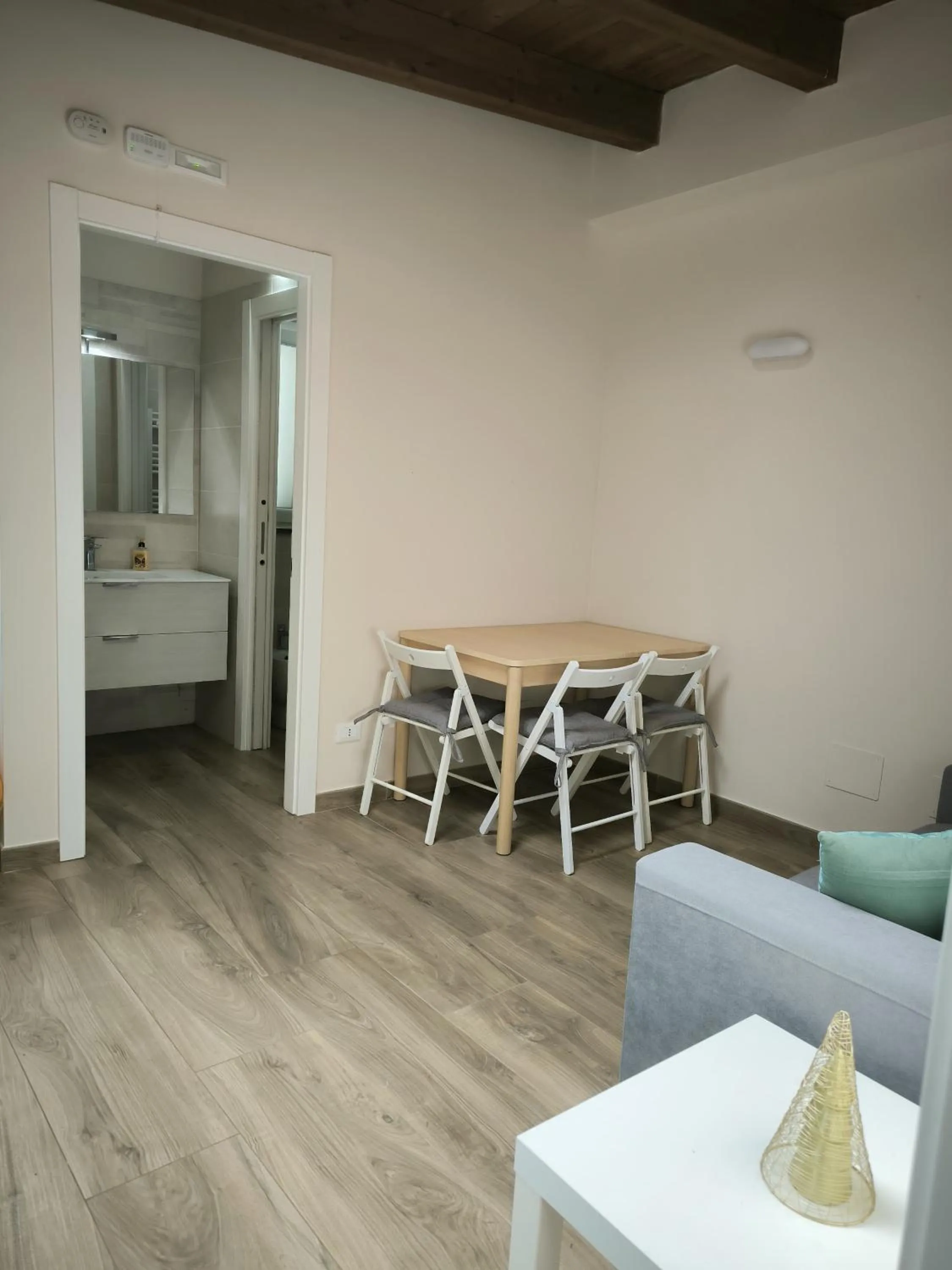 Seating area, Bed in La Mimosa Chic