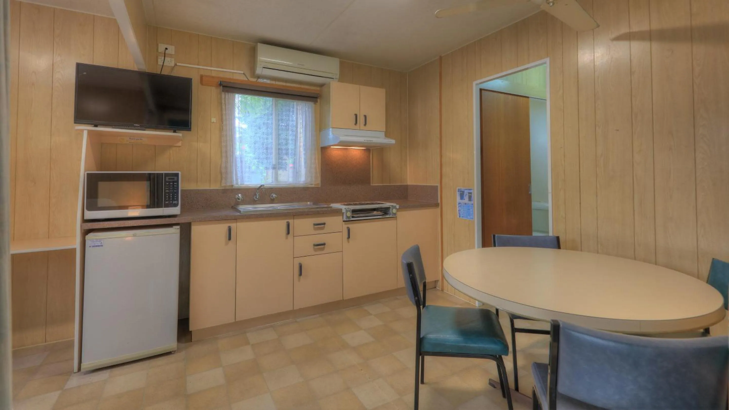 Kitchen or kitchenette in Flying Fish Point Tourist Park