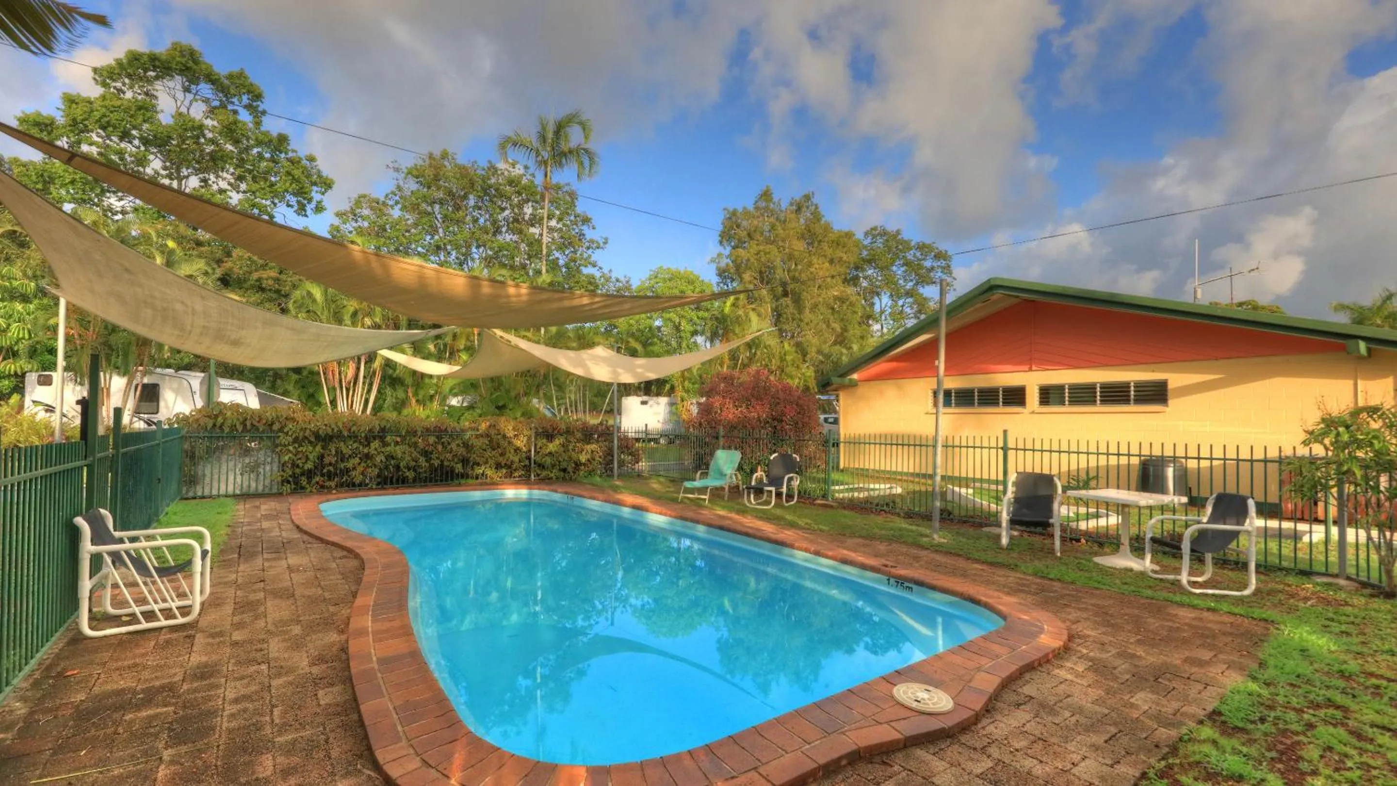 Property building in Flying Fish Point Tourist Park