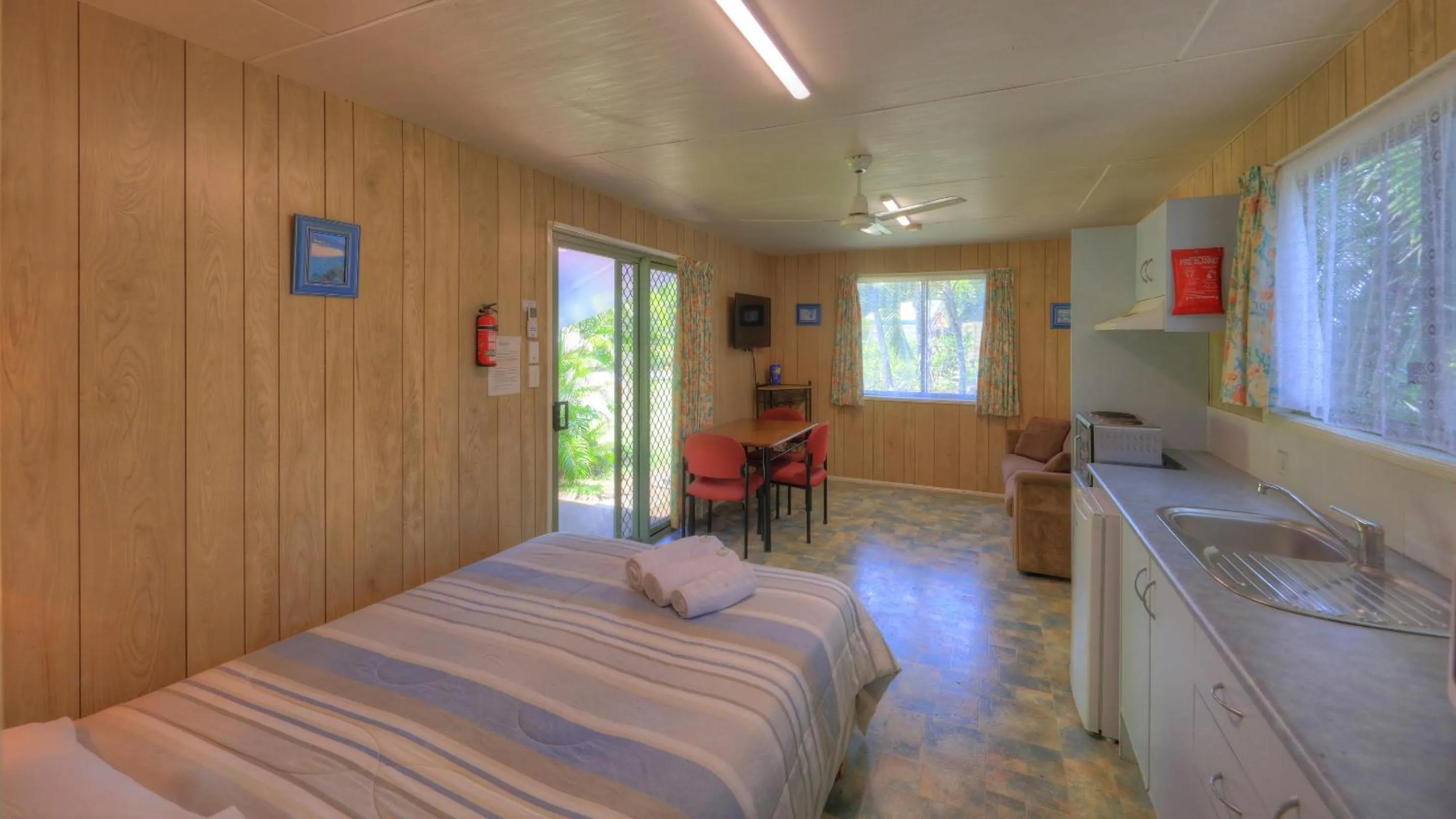Kitchen or kitchenette, Bed in Flying Fish Point Tourist Park