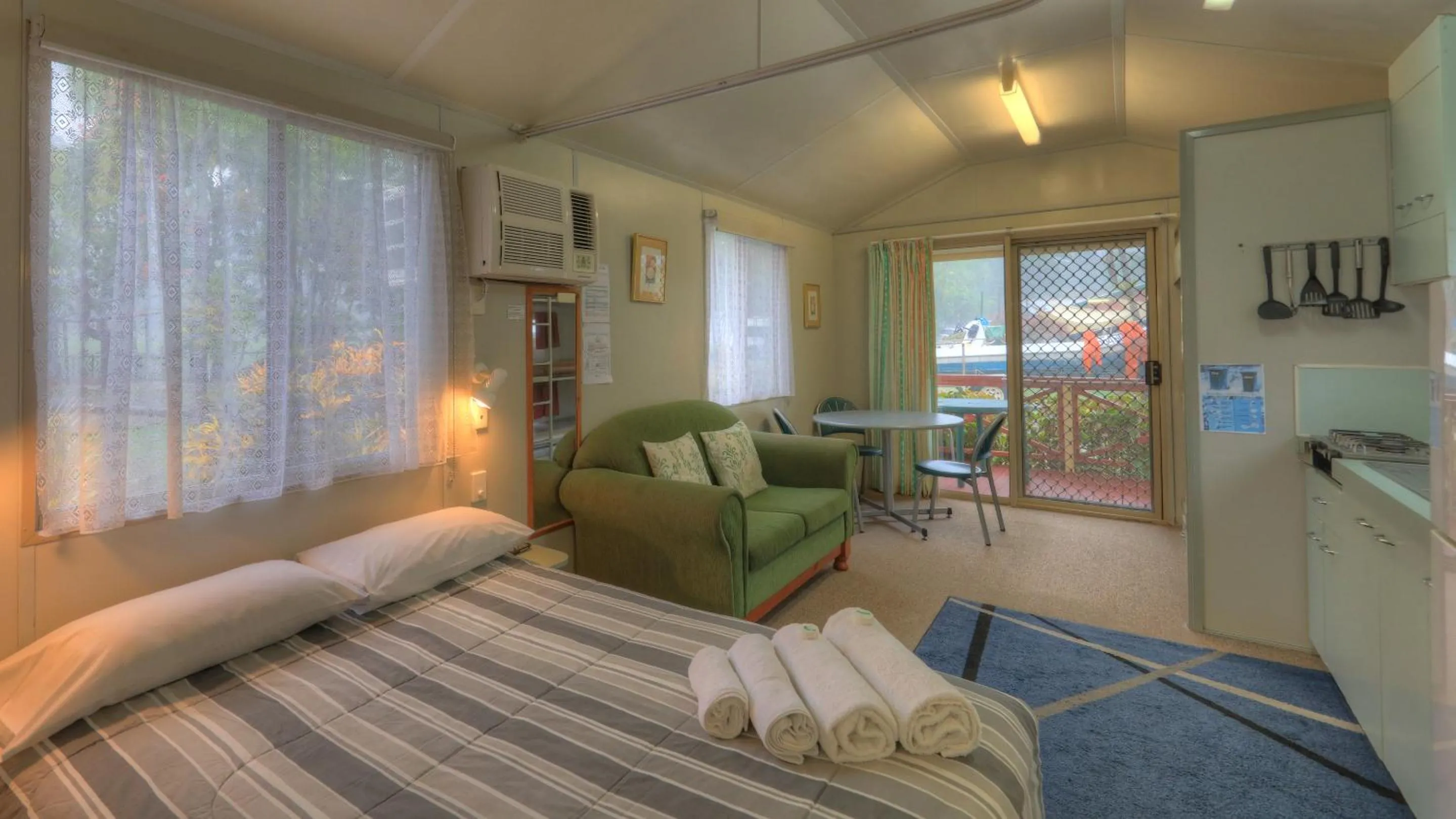 Living room, Bed in Flying Fish Point Tourist Park