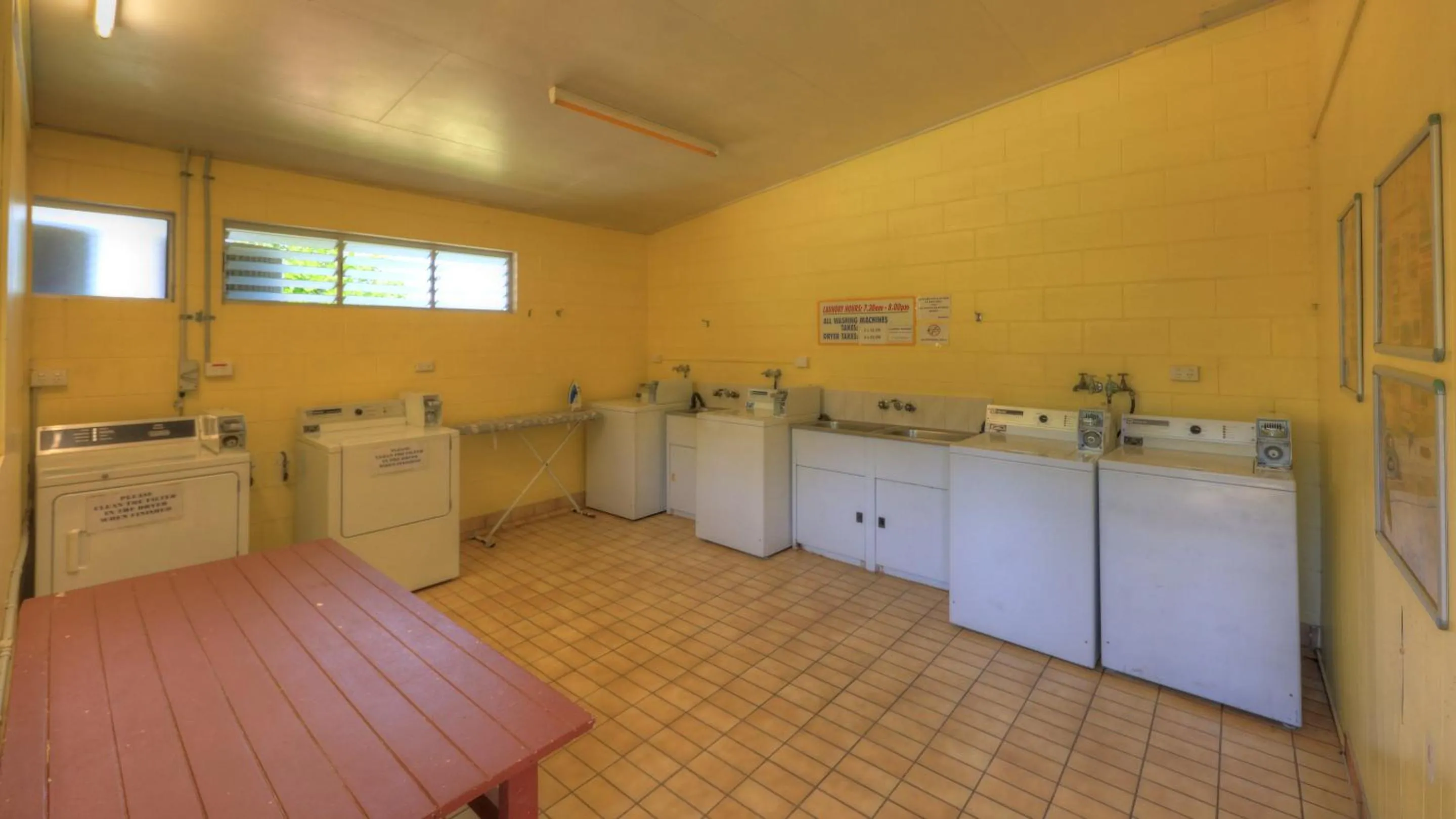 Communal kitchen in Flying Fish Point Tourist Park