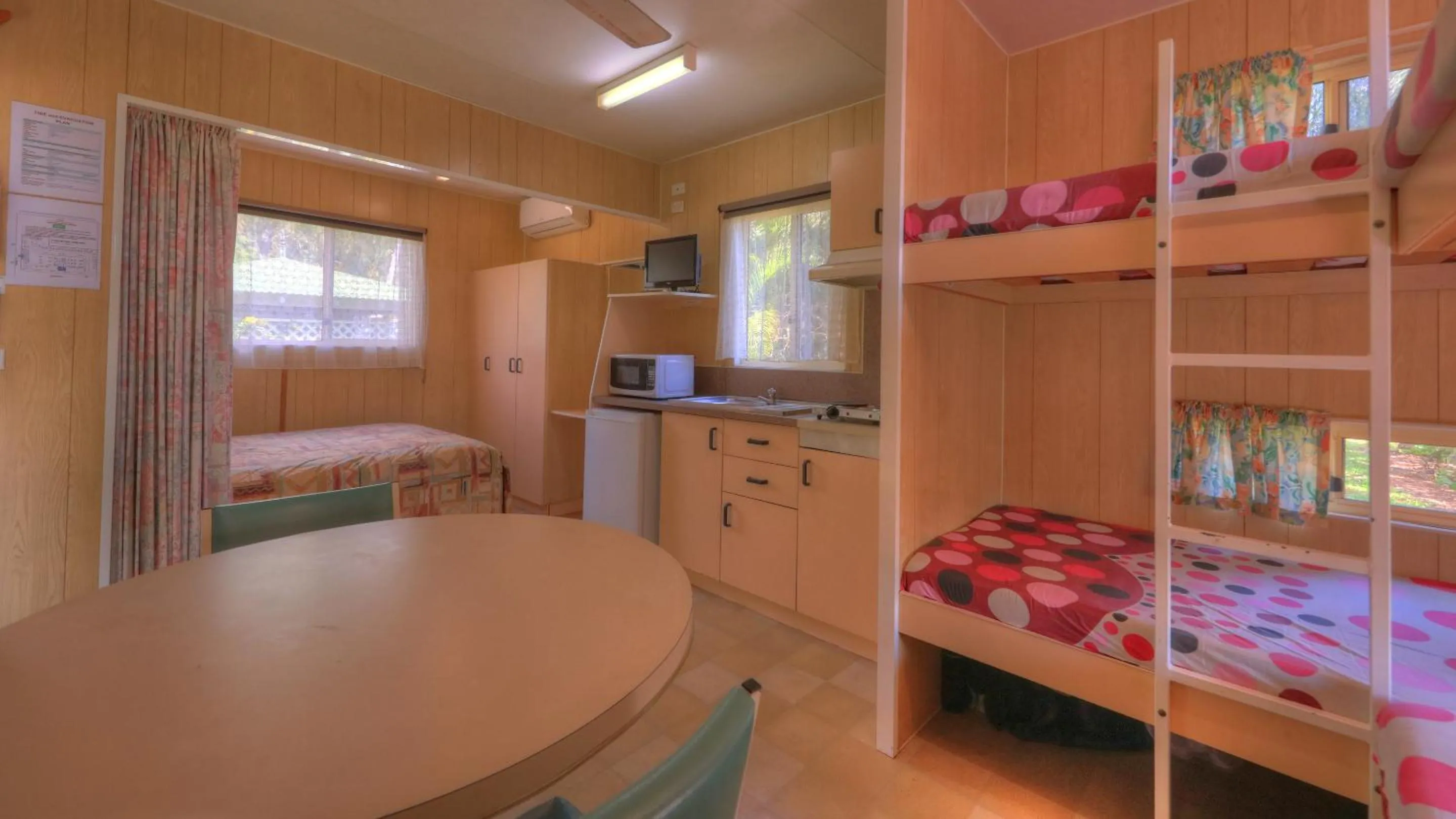Dining area, Bed in Flying Fish Point Tourist Park