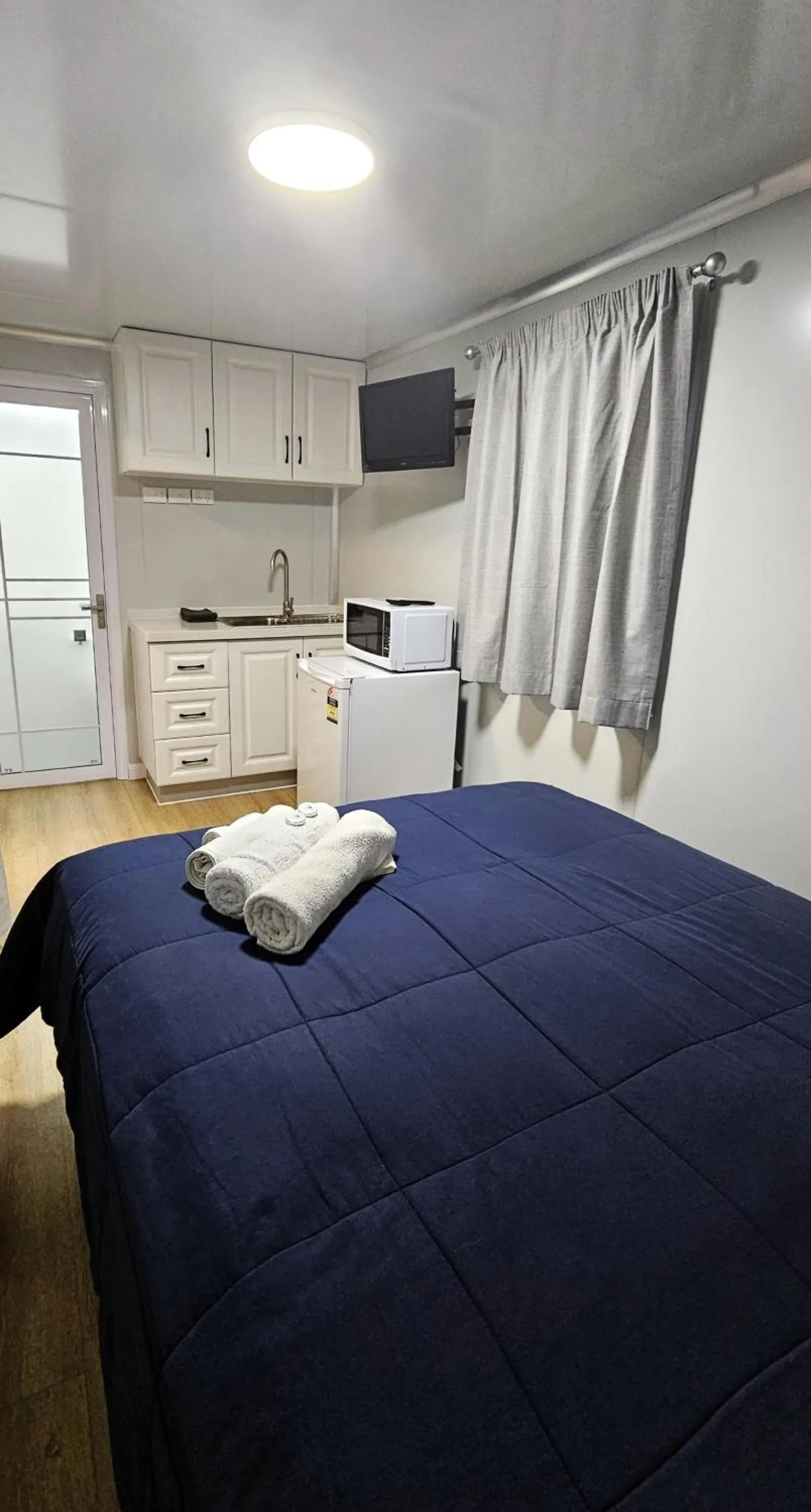 Kitchen or kitchenette, Bed in Flying Fish Point Tourist Park
