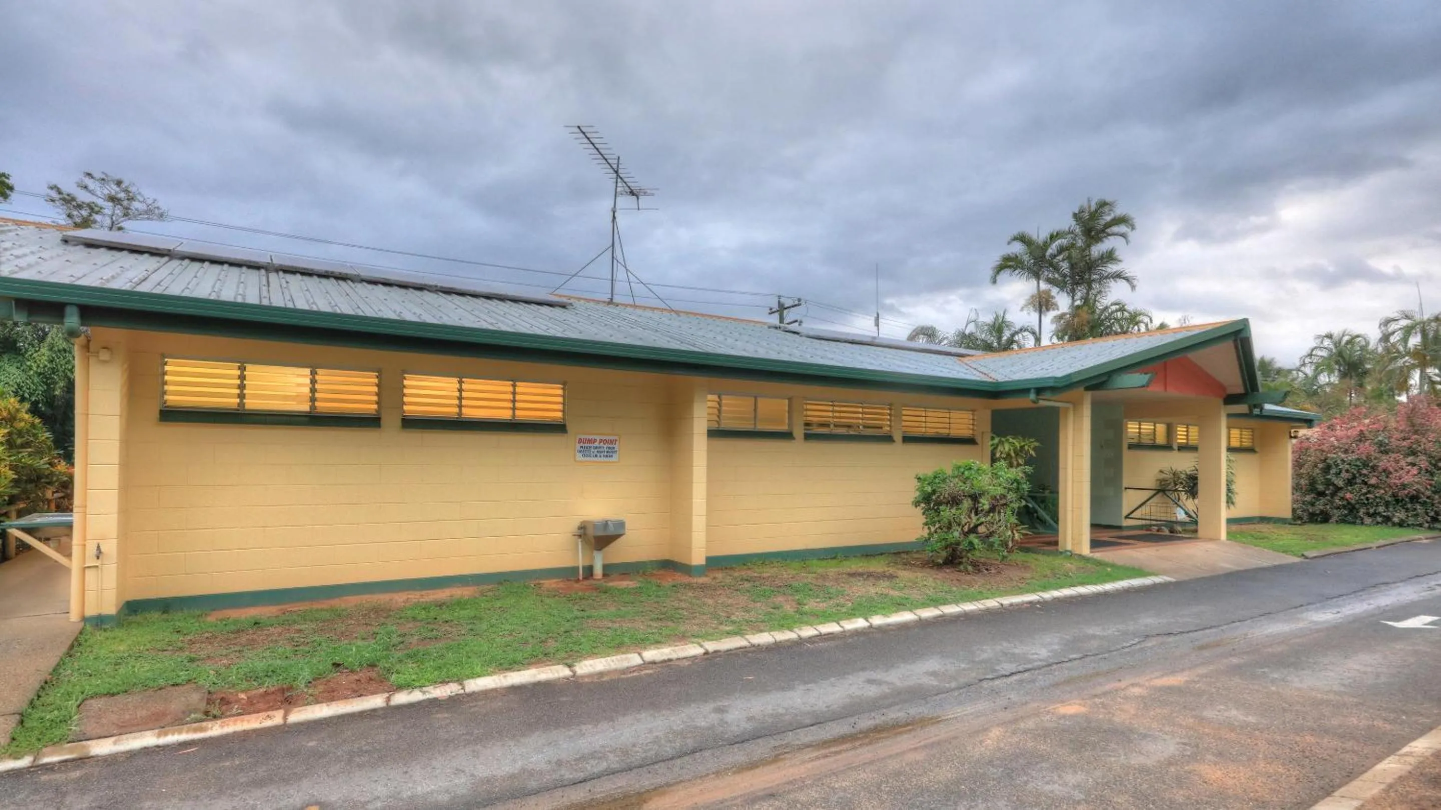 Property building in Flying Fish Point Tourist Park