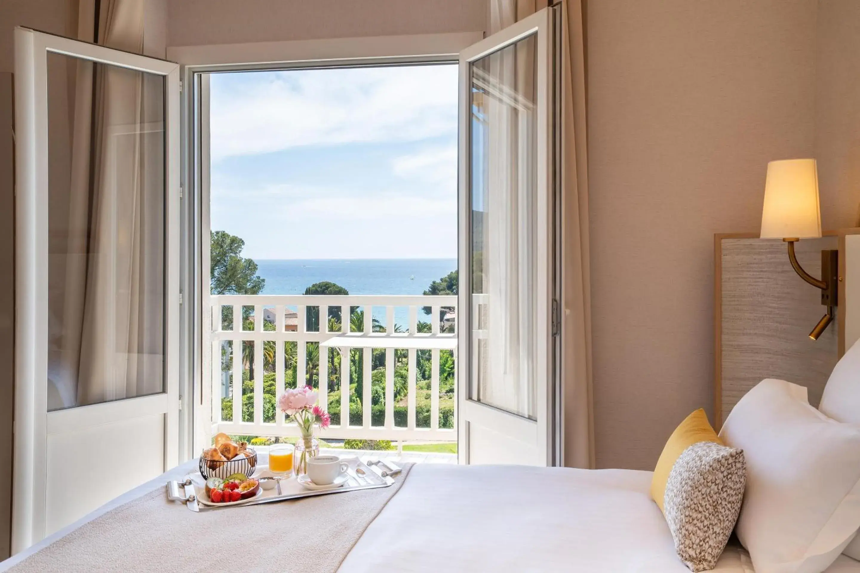 Bedroom, Bed in Grand Hotel Des Lecques; BW Signature Collection Bedroom, Bed in Grand Hotel Des Lecques; BW Signature Collection