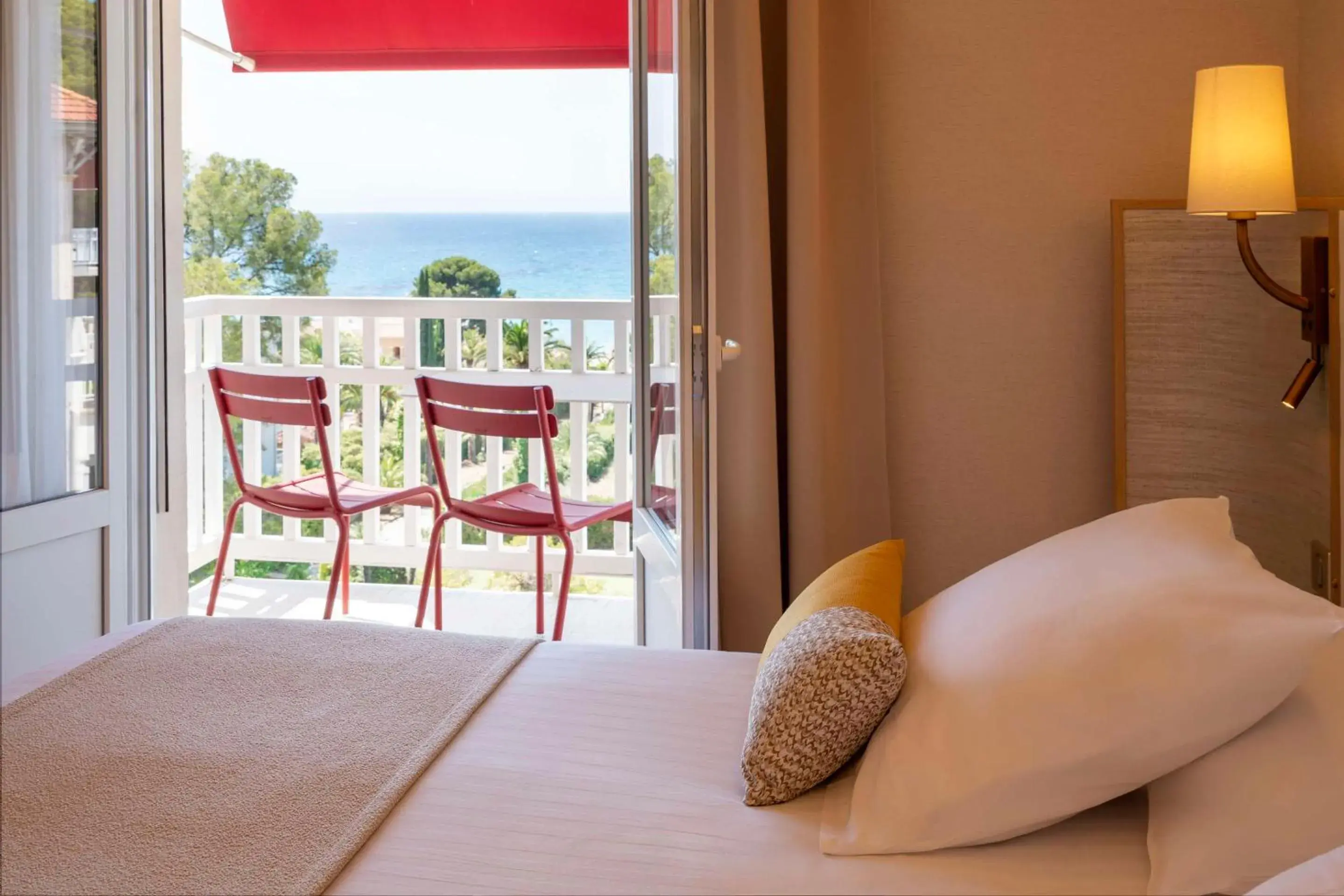 Bed in Grand Hotel Des Lecques; BW Signature Collection Bed in Grand Hotel Des Lecques; BW Signature Collection