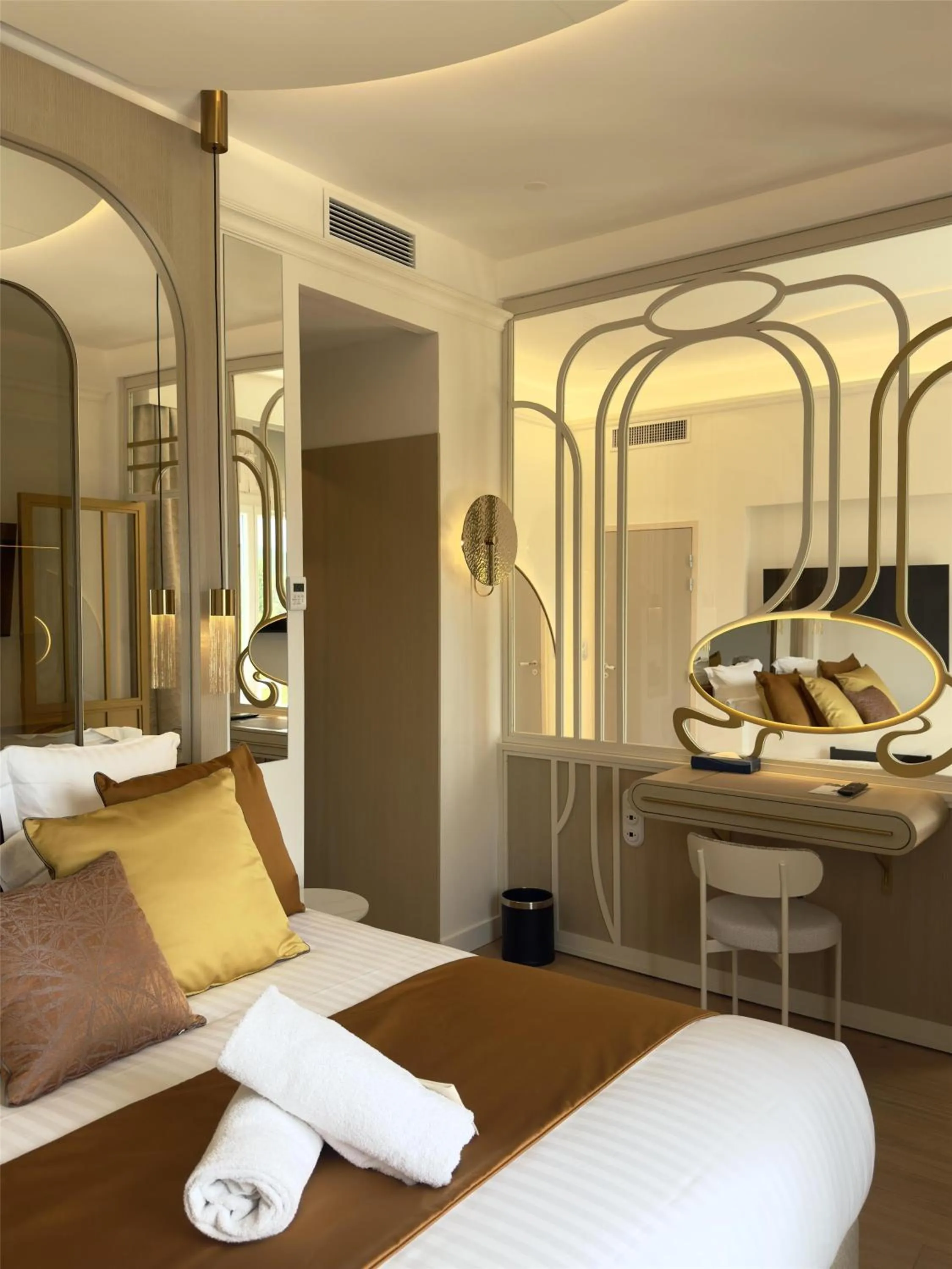 Photo of the whole room, Bed in Grand Hotel Des Lecques; BW Signature Collection