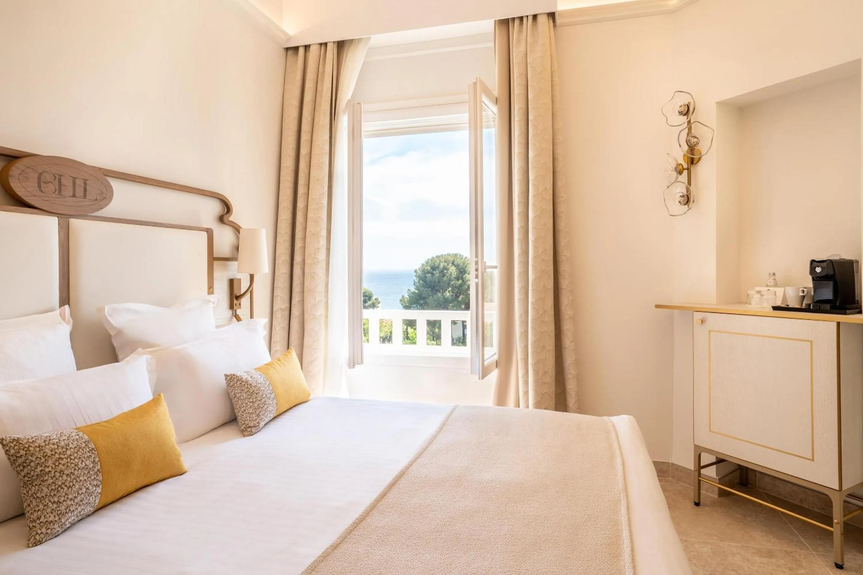 Bedroom, Bed in Grand Hotel Des Lecques; BW Signature Collection