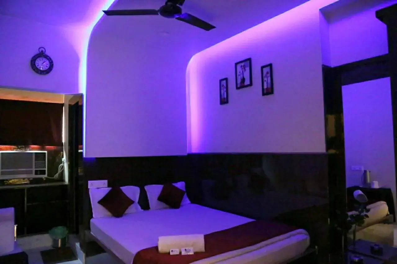 Superior Double Room in Hotel Holideiinn Superior Double Room in Hotel Holideiinn