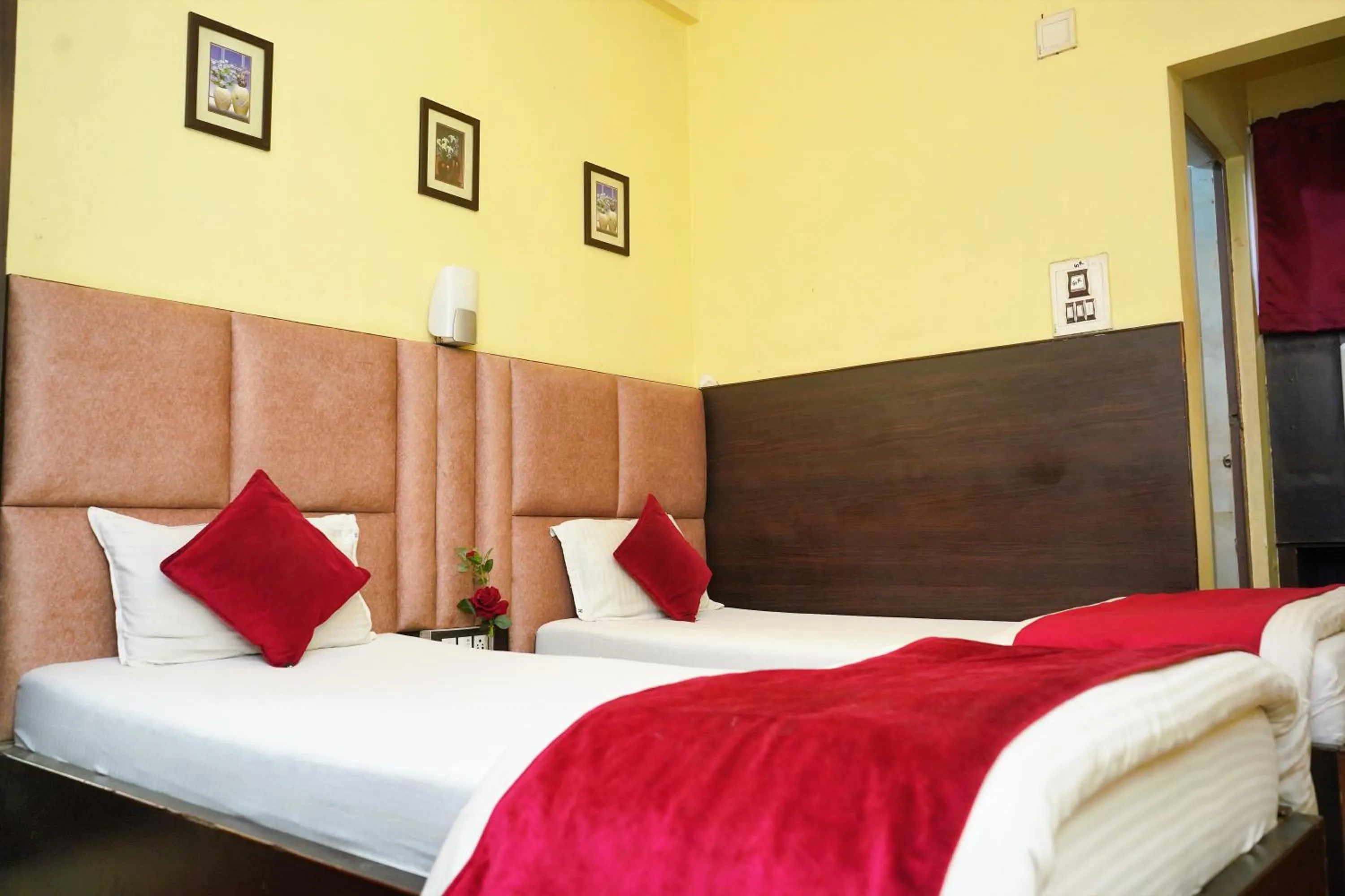 Shower, Bed in Hotel Holideiinn