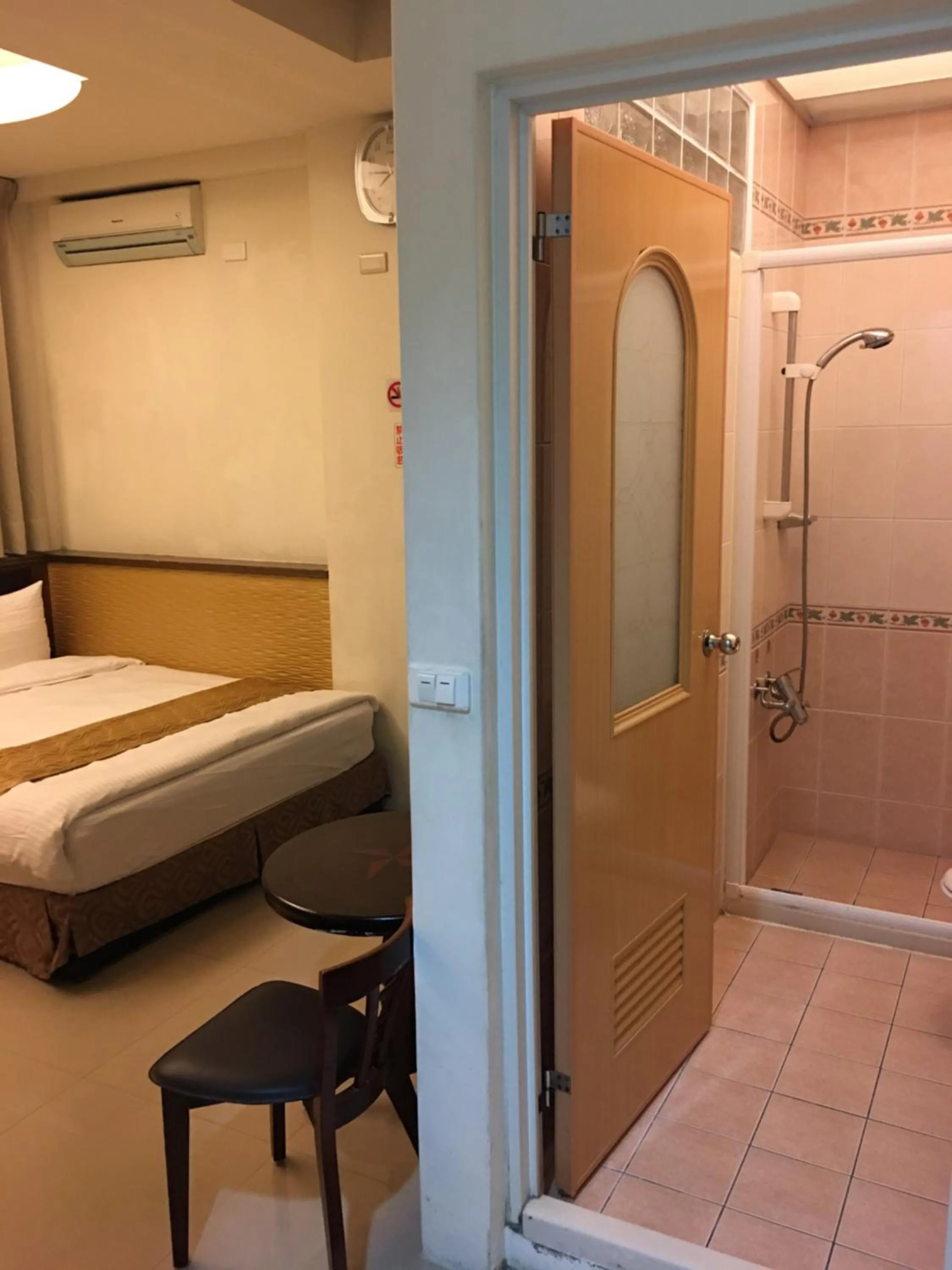 Bathroom, Bed in Ri Yue Hu Pan Resort