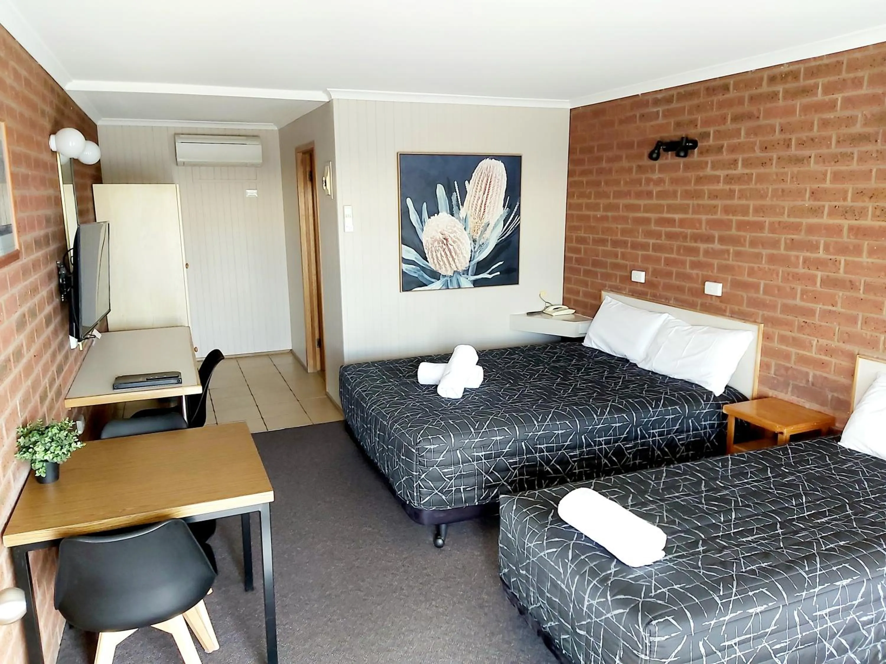 Bedroom, Bed in Country Mile Motor Inn