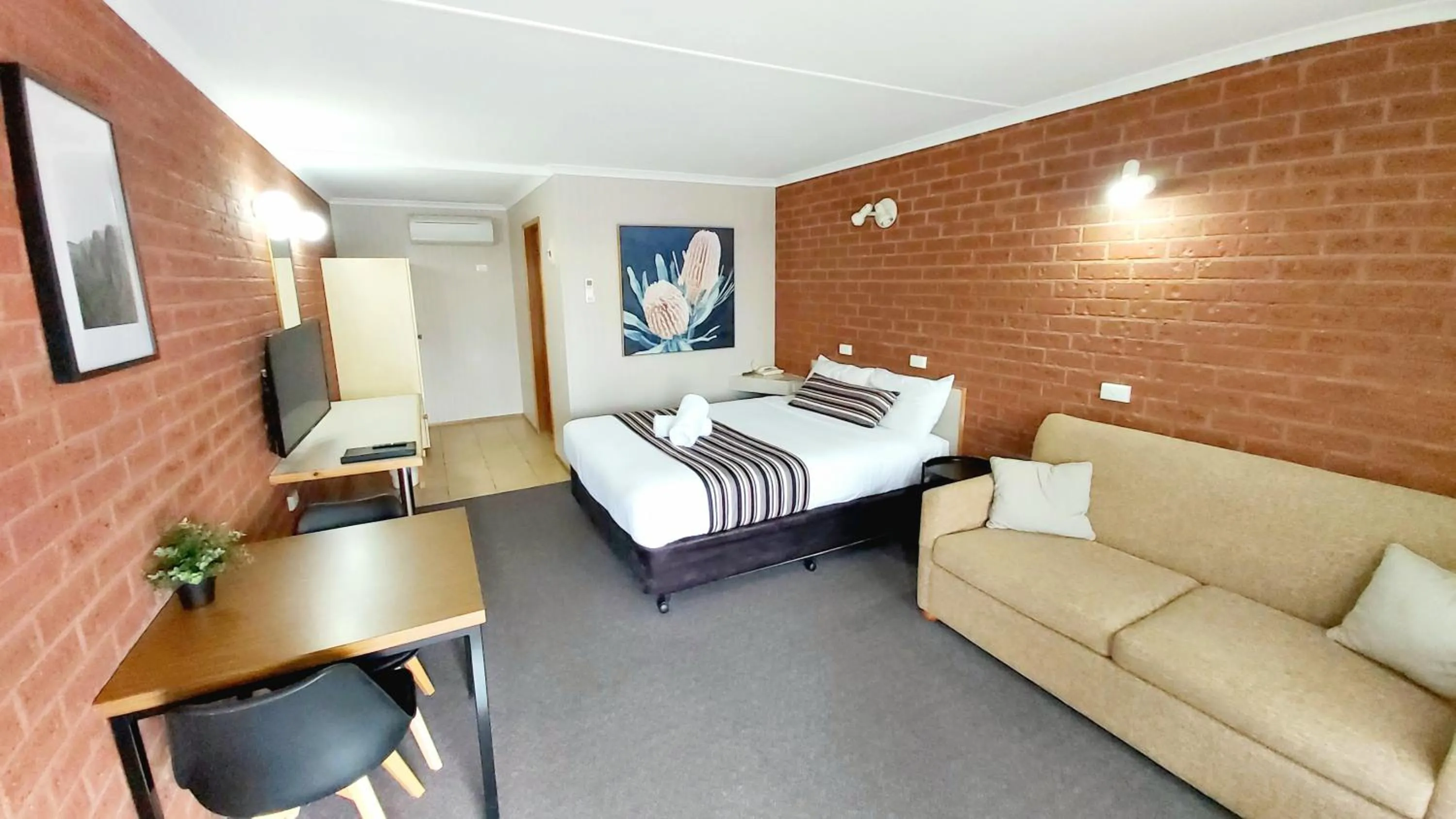 Bedroom, Bed in Country Mile Motor Inn