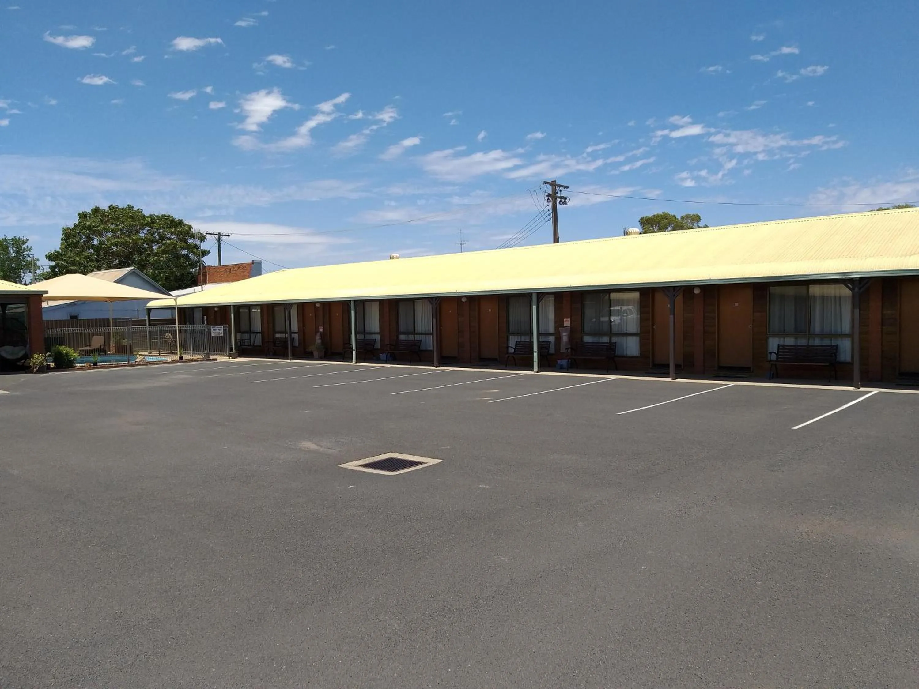 Property building in Country Mile Motor Inn