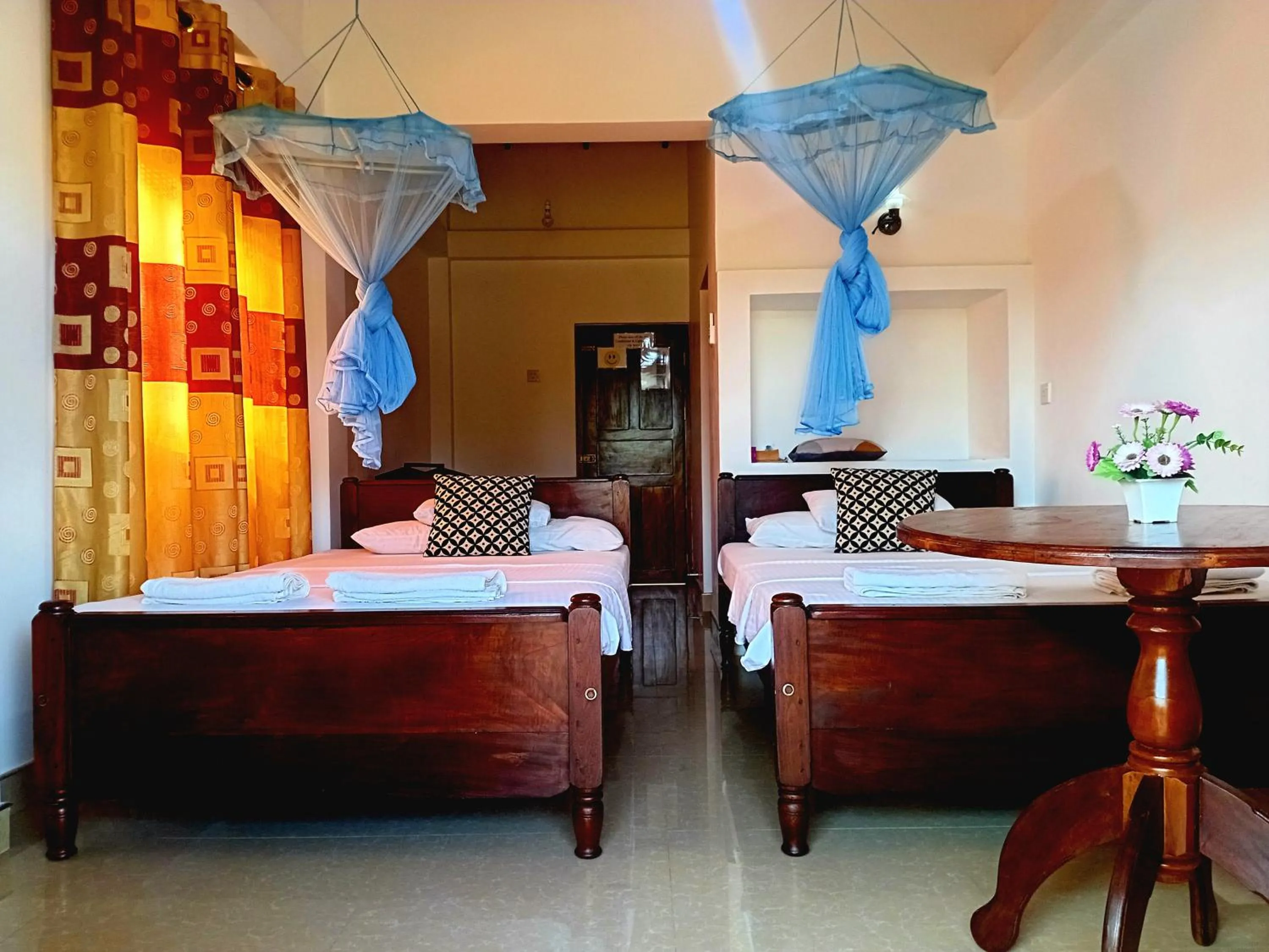 Family Room with Balcony in Sunny Side Villa