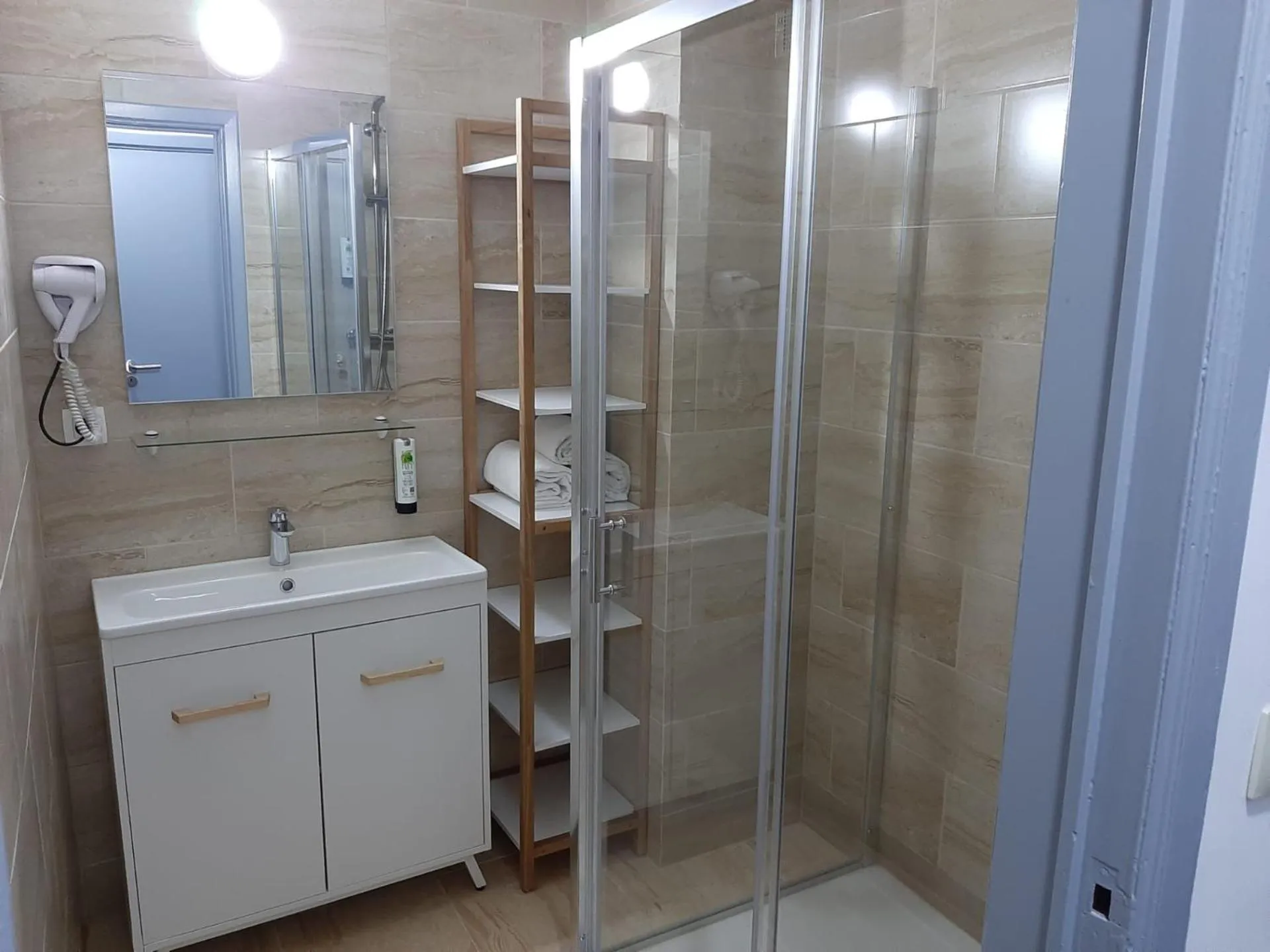 Bathroom in Albert Hotel