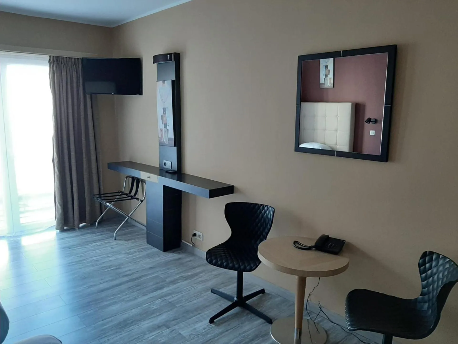 TV and multimedia, Seating Area in Albert Hotel