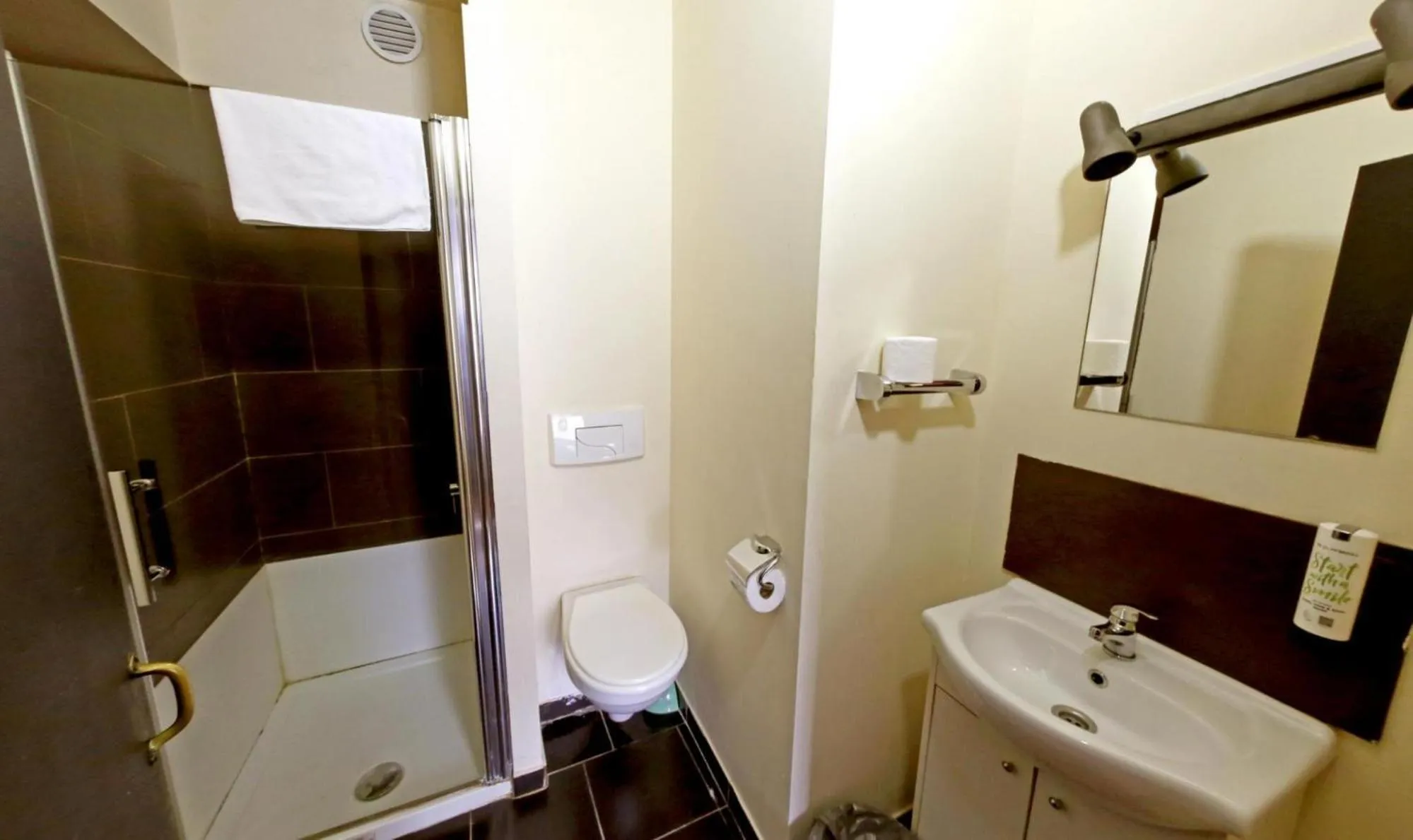 Bathroom in Albert Hotel