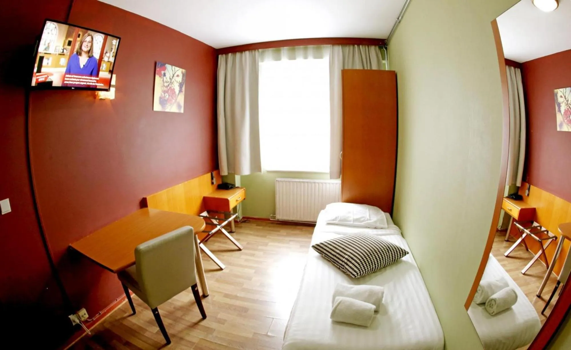 Photo of the whole room, Seating Area in Albert Hotel