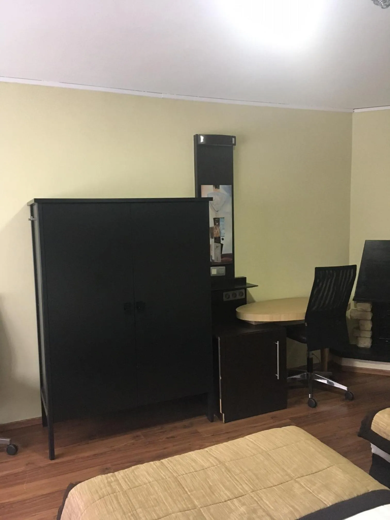 hair dresser, TV/Entertainment Center in Albert Hotel