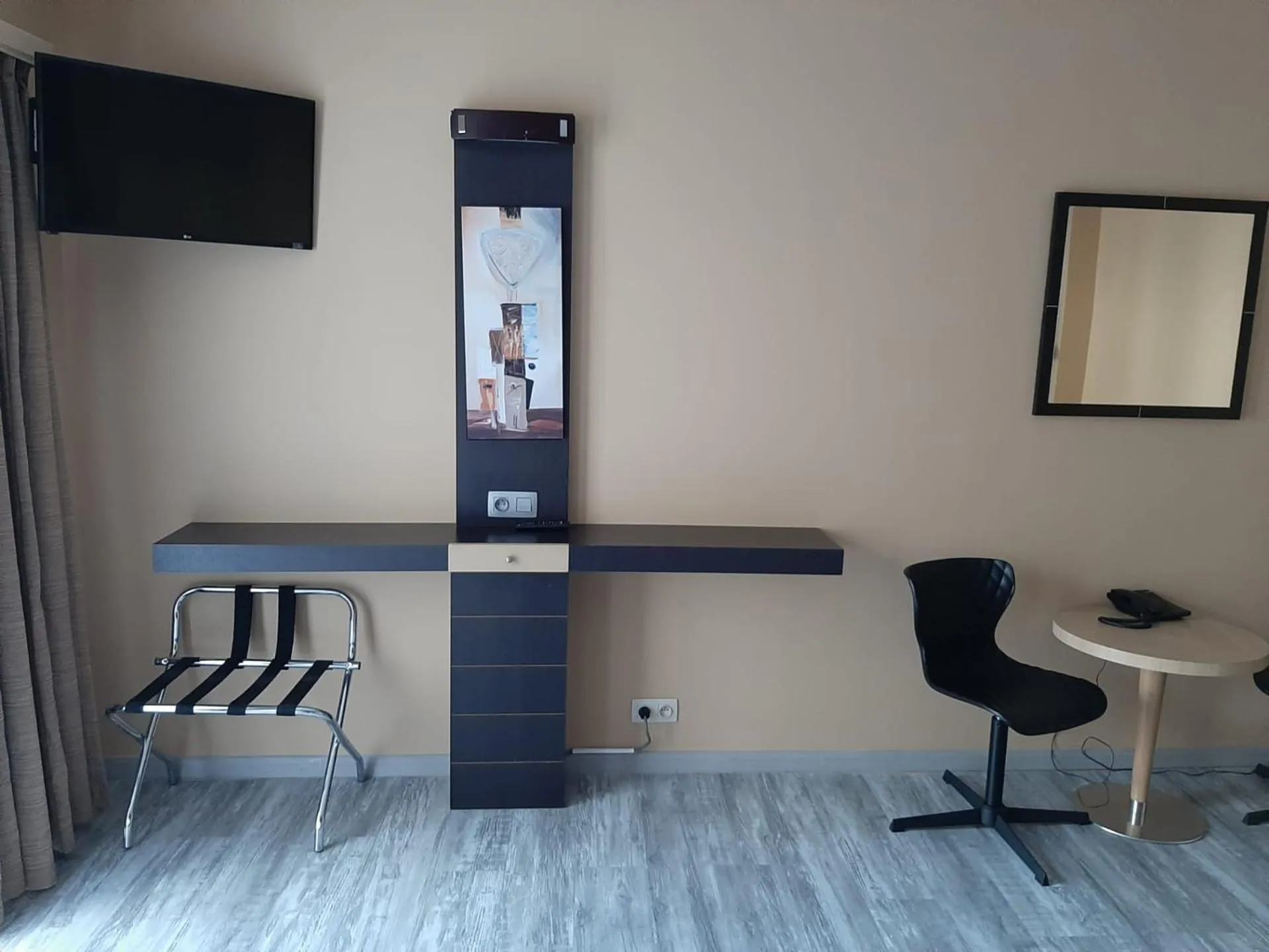 TV and multimedia, TV/Entertainment Center in Albert Hotel