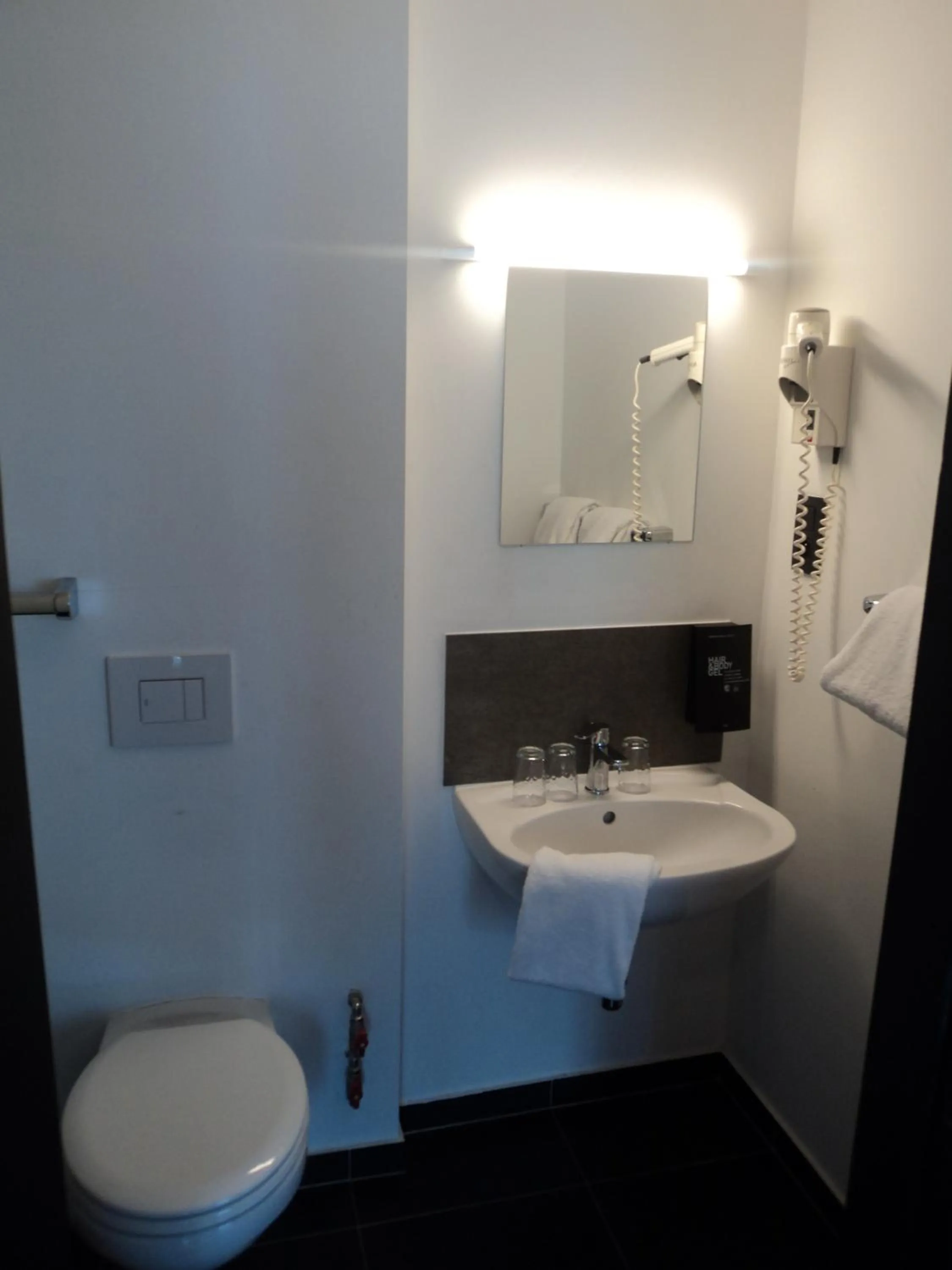 Shower, Bathroom in Albert Hotel