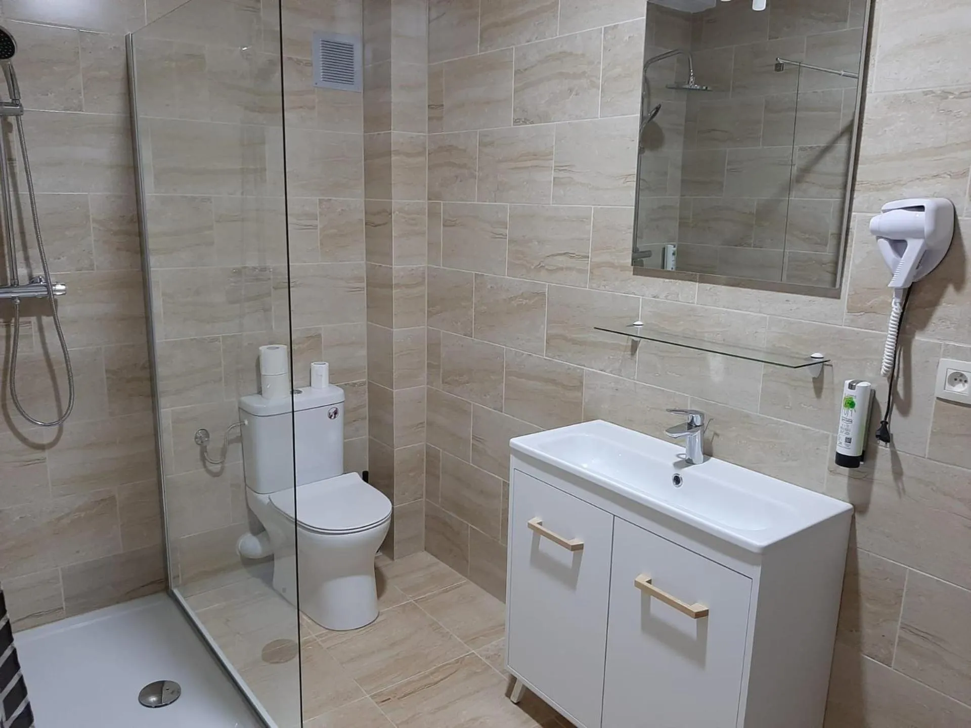 Bathroom in Albert Hotel