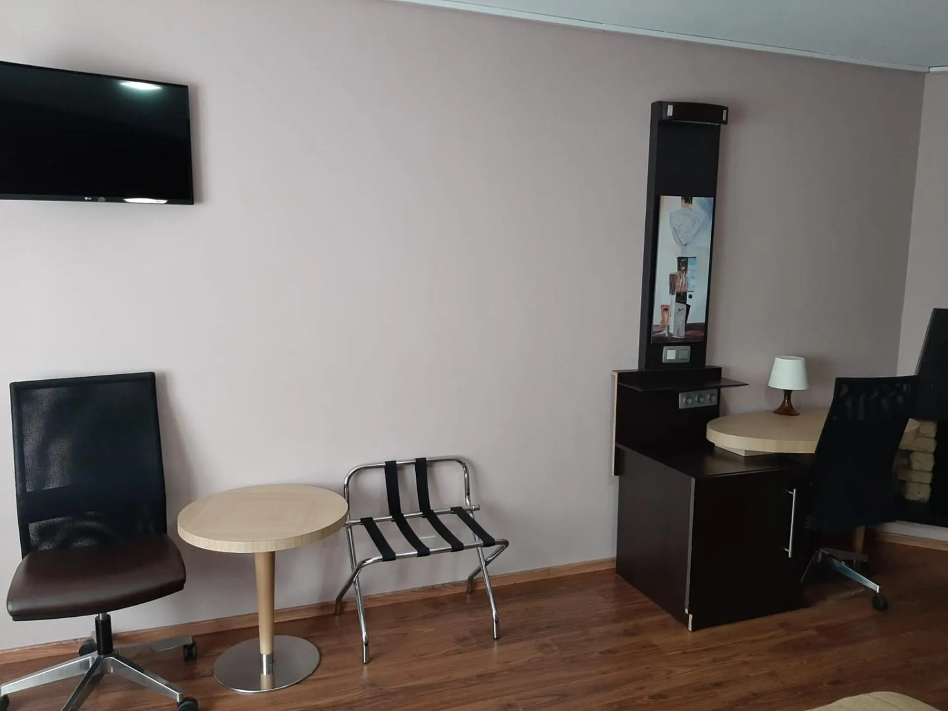 TV and multimedia, TV/Entertainment Center in Albert Hotel