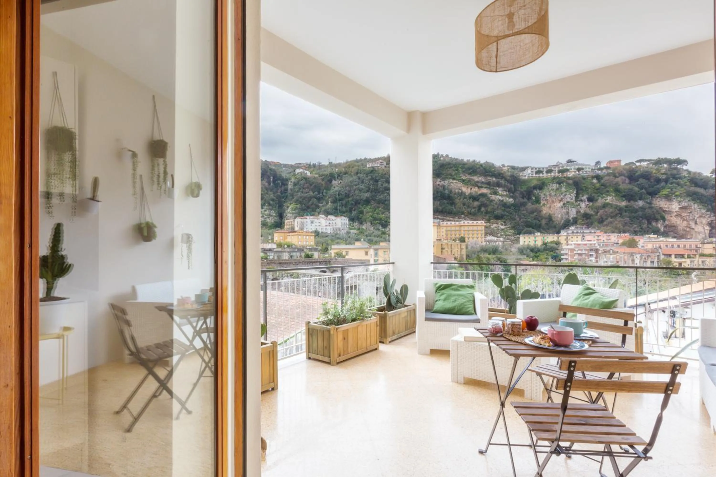 SorrentoVibes - Luxury Four Bedroom Home with Amazing Terraces in Sorrento