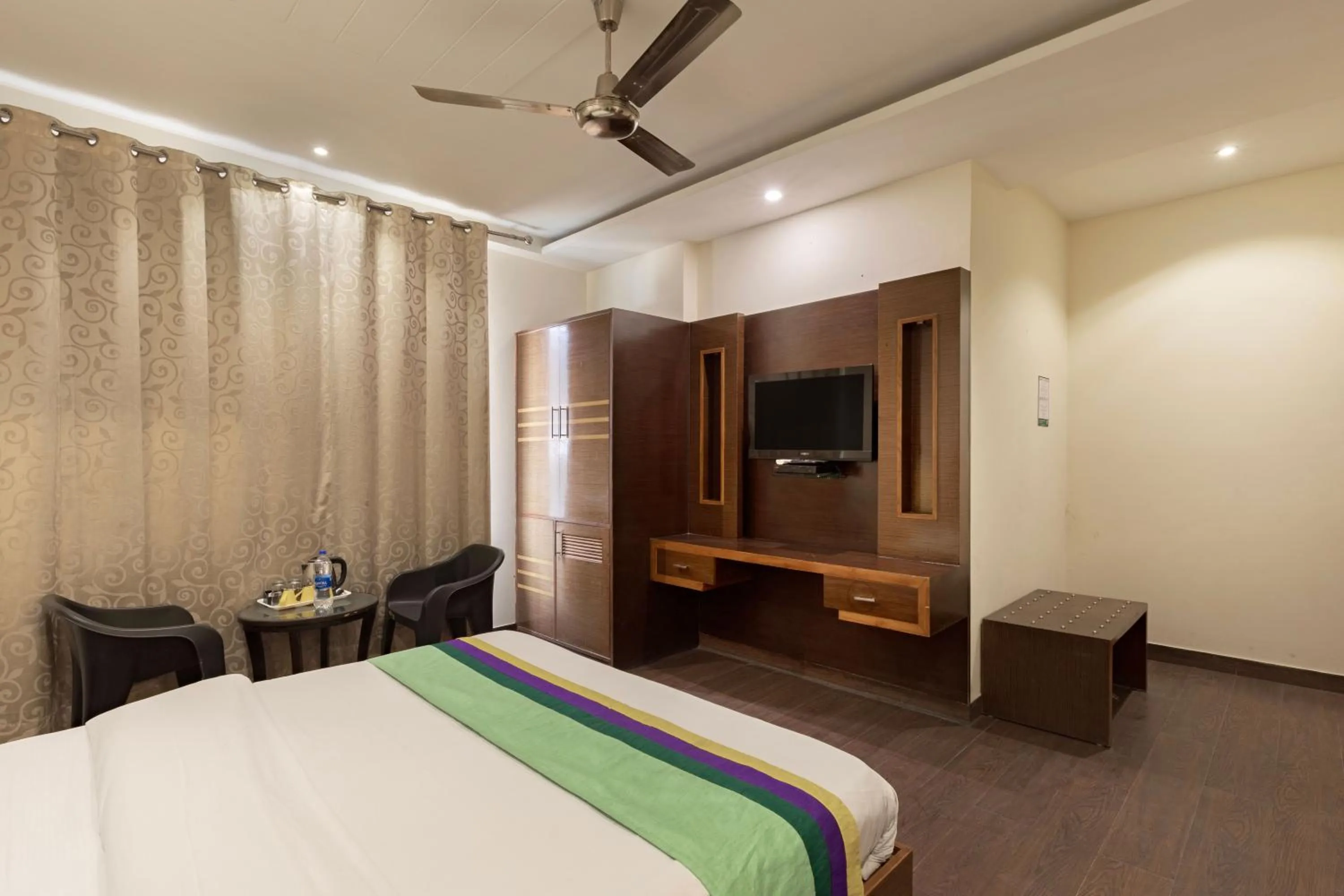Bedroom, Bed in Treebo White Castle, Gurgaon