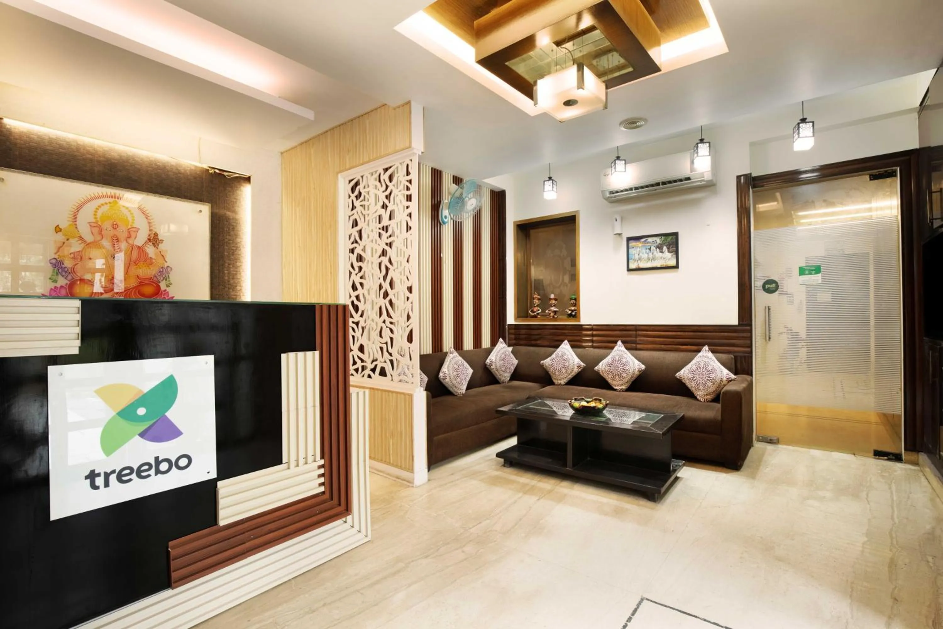 Lobby or reception in Treebo White Castle, Gurgaon