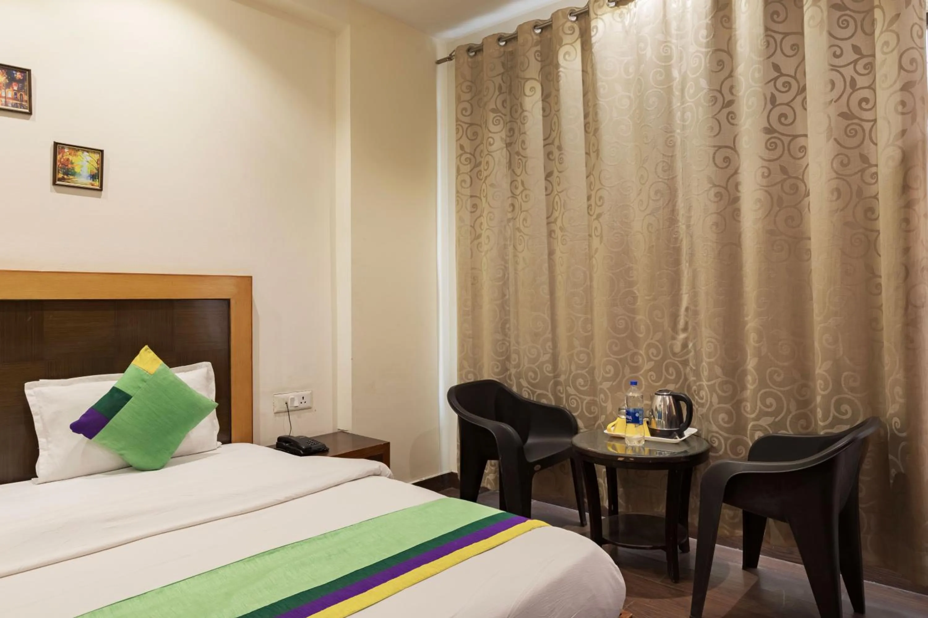 Bedroom, Bed in Treebo White Castle, Gurgaon