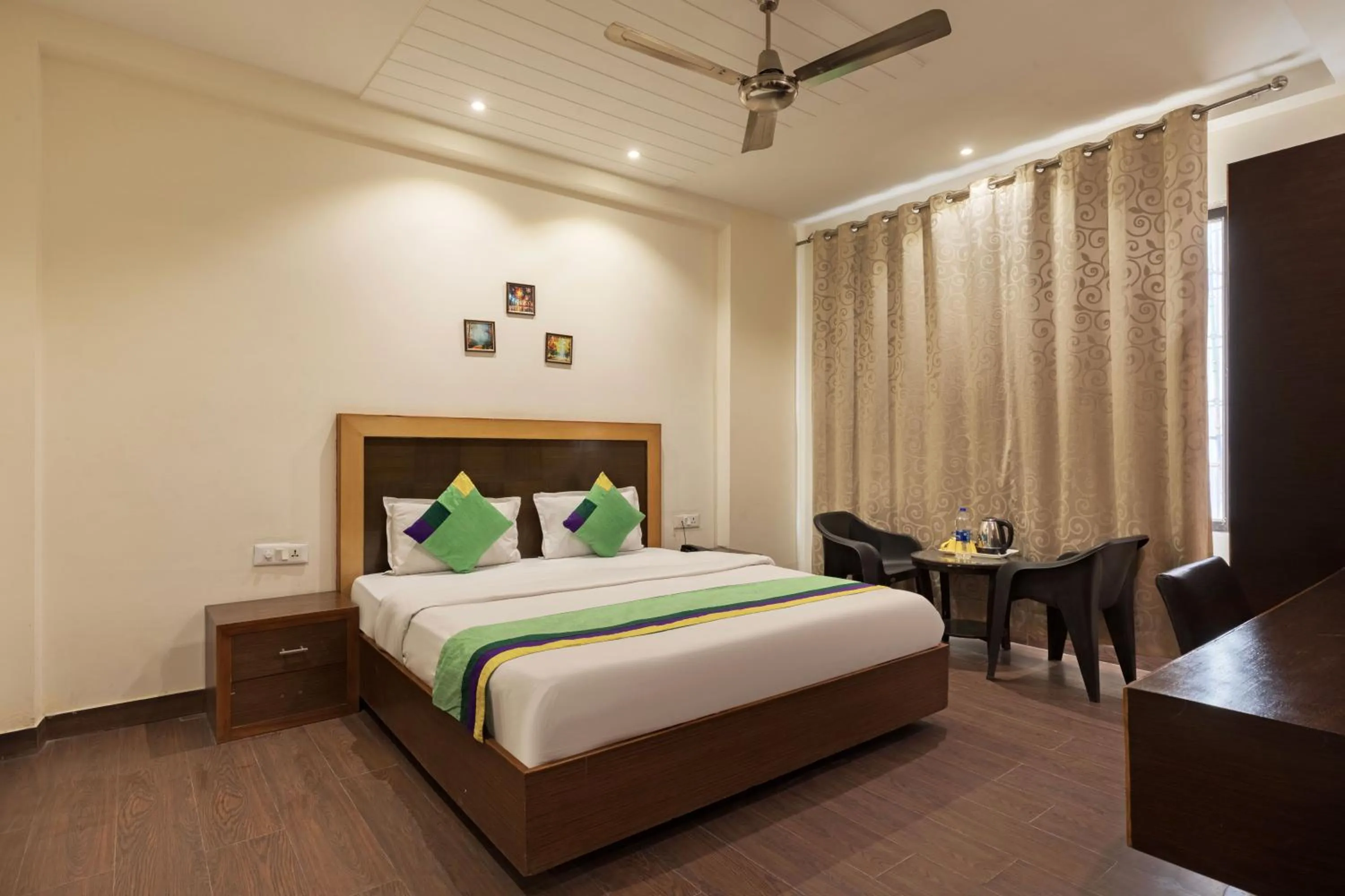 Bedroom, Bed in Treebo White Castle, Gurgaon