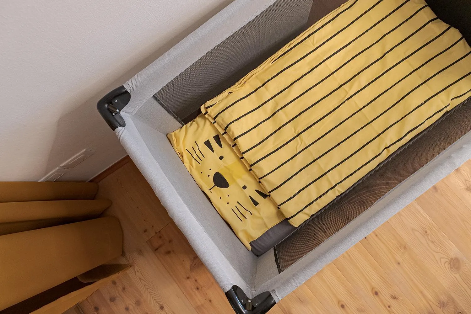 cot, Bed in Alter Schlachthof