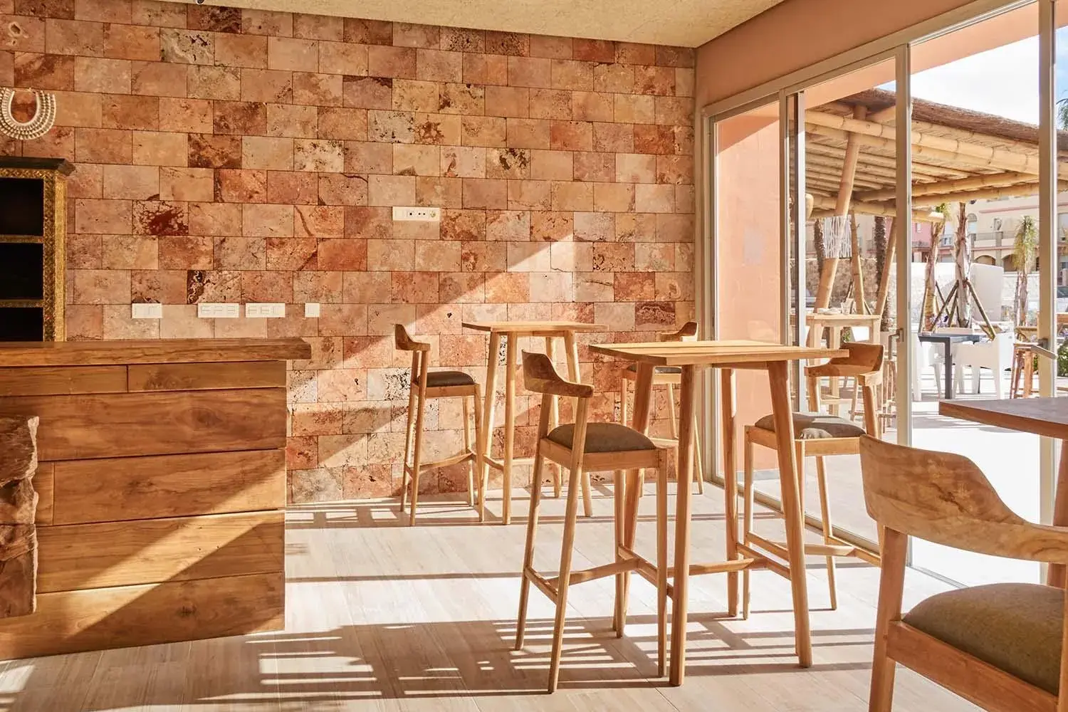 Lounge or bar in Tarifa Lances by QHotels Lounge or bar in Tarifa Lances by QHotels