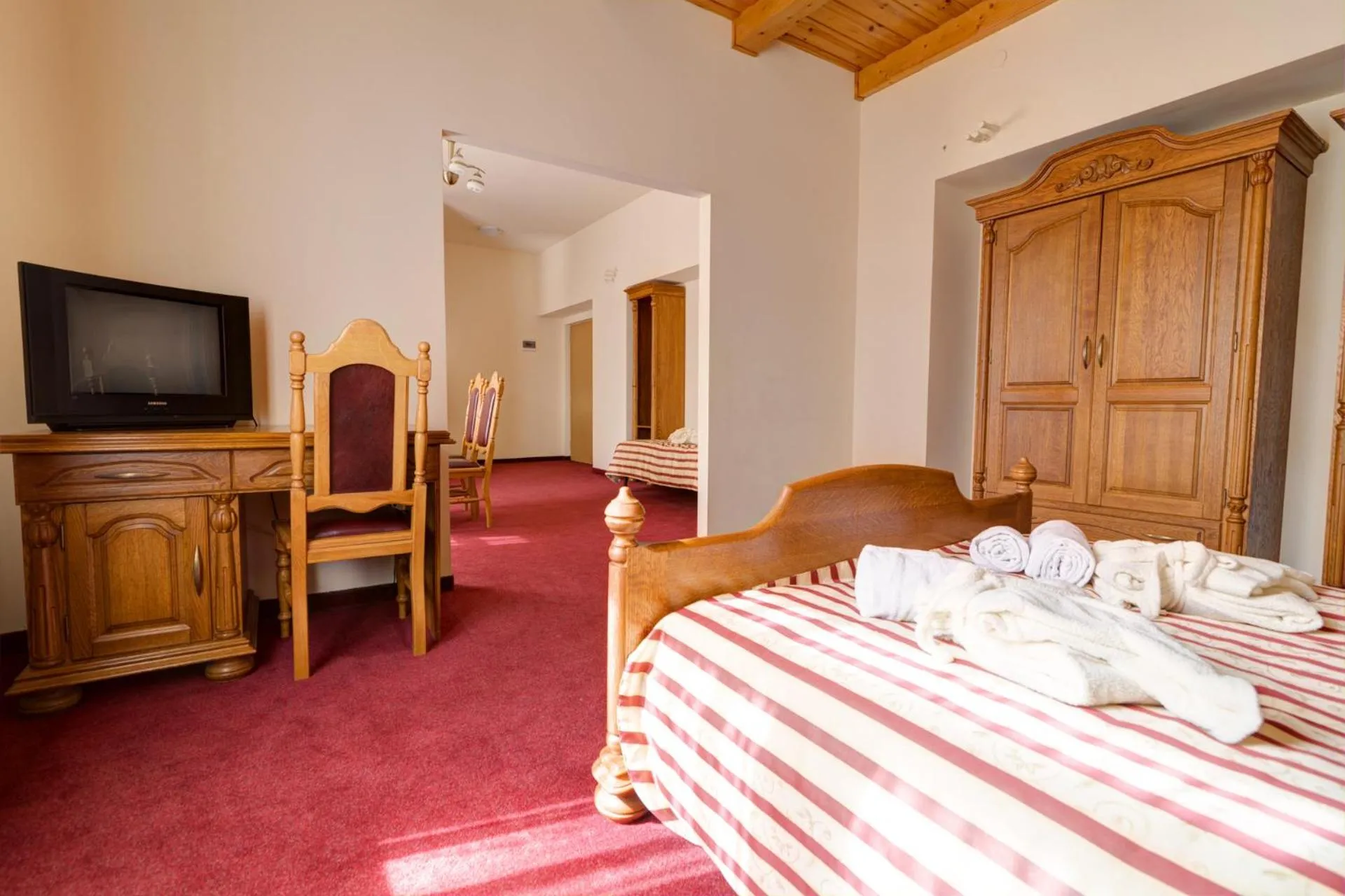 Communal lounge/ TV room, Bed in Apartamenty Renesans