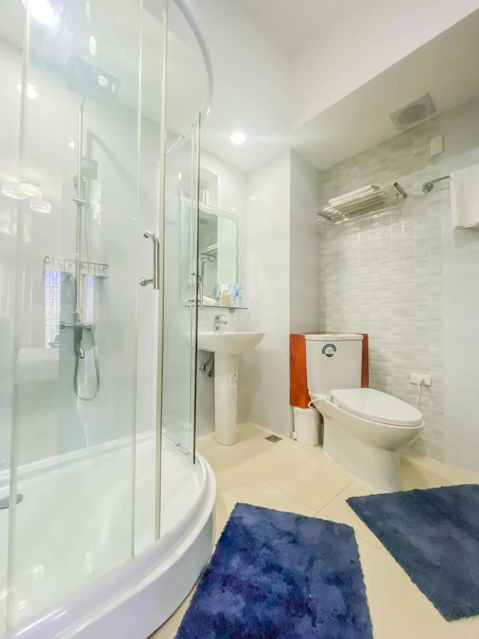 Shower in Mactan Resort by 1521